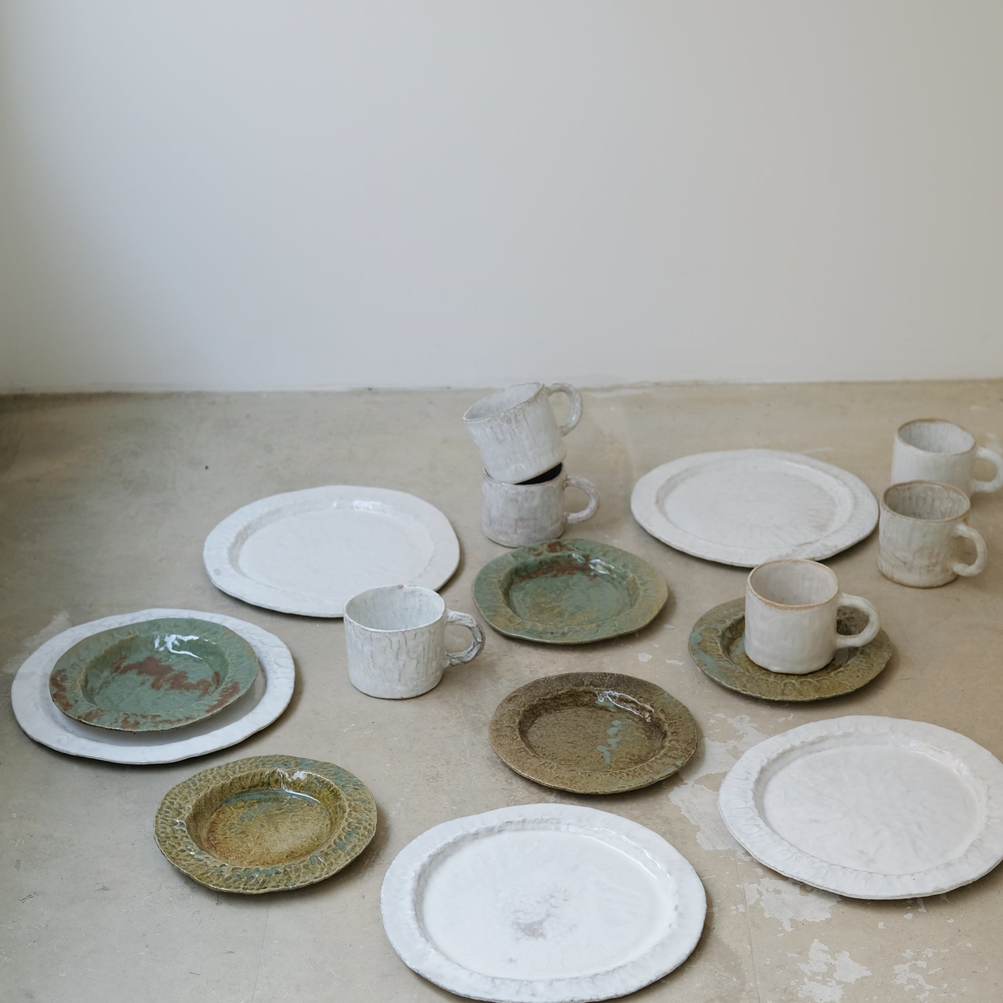 Assiette en grès blanc D28,5cm - Blanc satiné d'Estudio Vernis chez Brutal Ceramics
