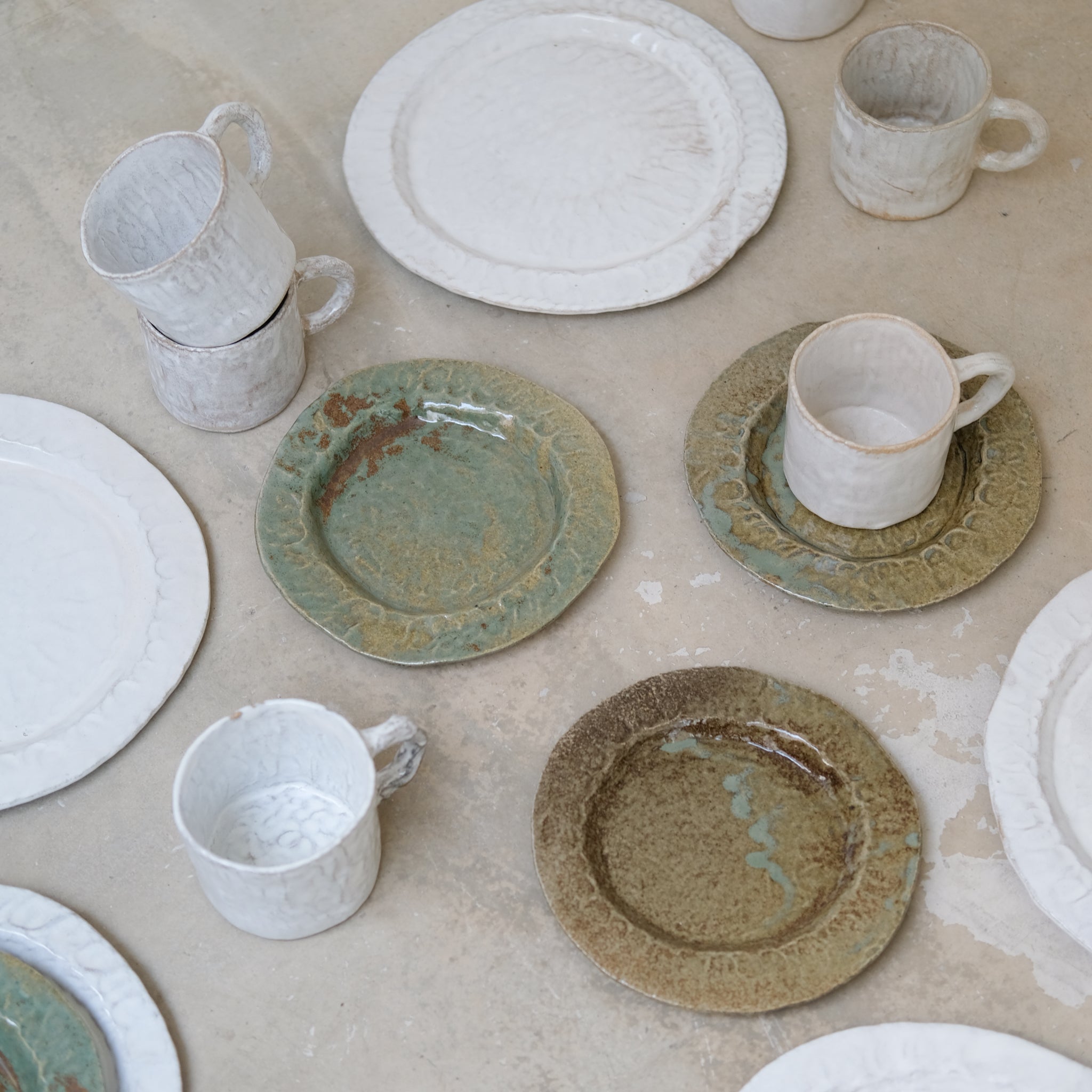 Assiette en grès blanc D21cm - vert satiné d'Estudio Vernis chez Brutal Ceramics