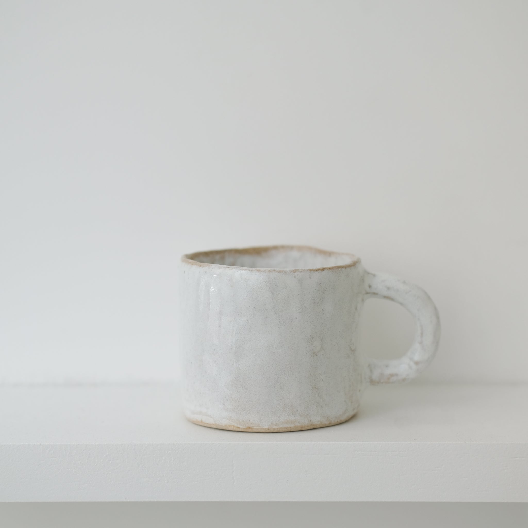 Mug en grès blanc 350ml - blanc satiné d'Estudio Vernis chez Brutal Ceramics