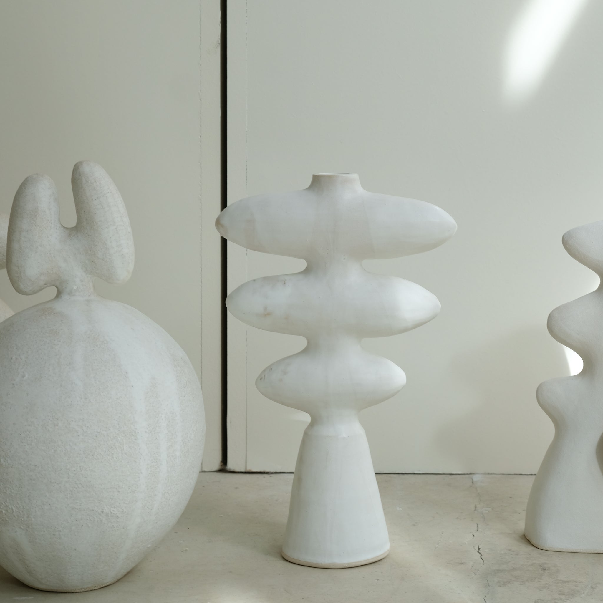 Sculpture "Iwashi"  H32cm - Blanc satiné de Noe Kuremoto chez Brutal Ceramics