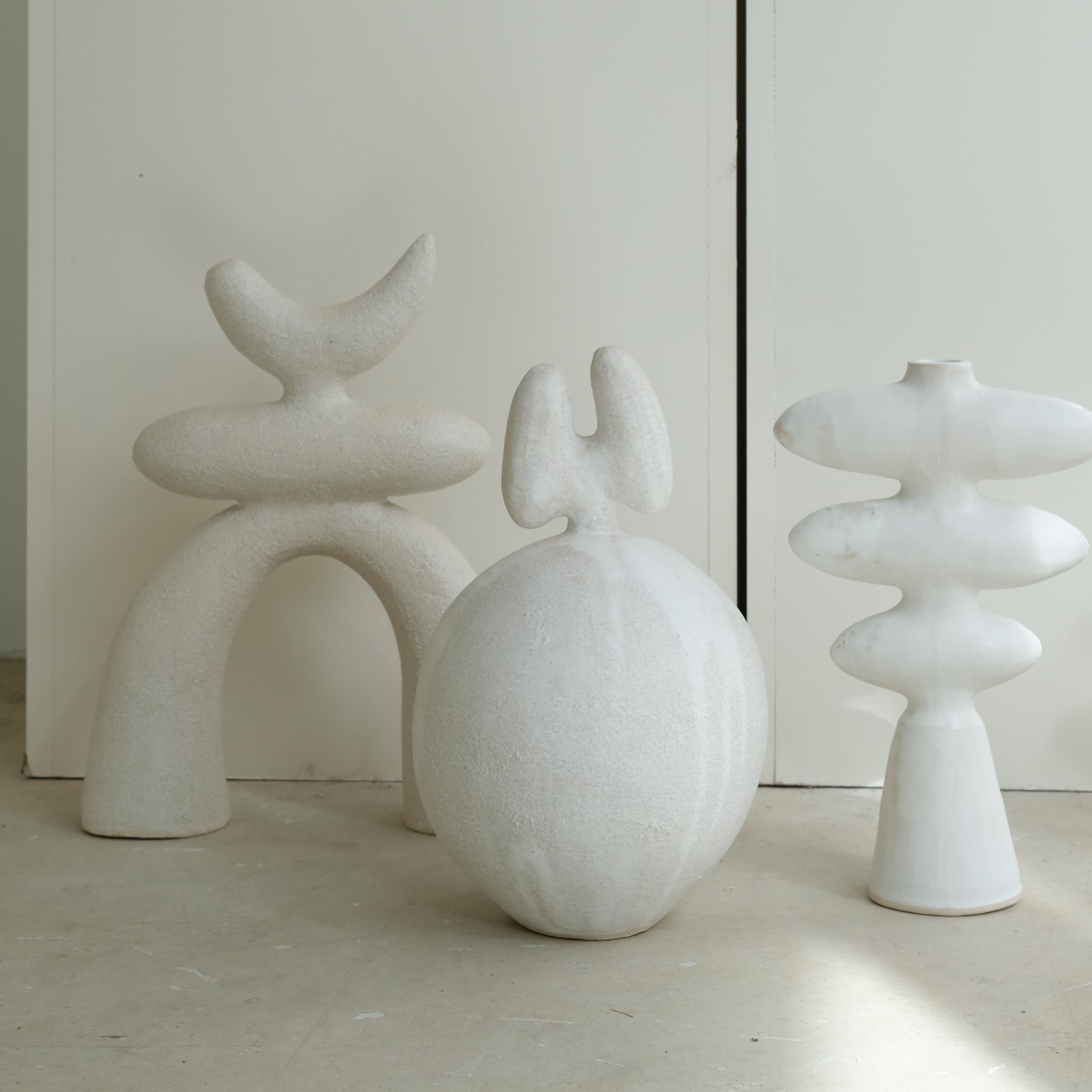 Sculpture "Daruma"  H34cm - Blanc mat de Noe Kuremoto chez Brutal Ceramics