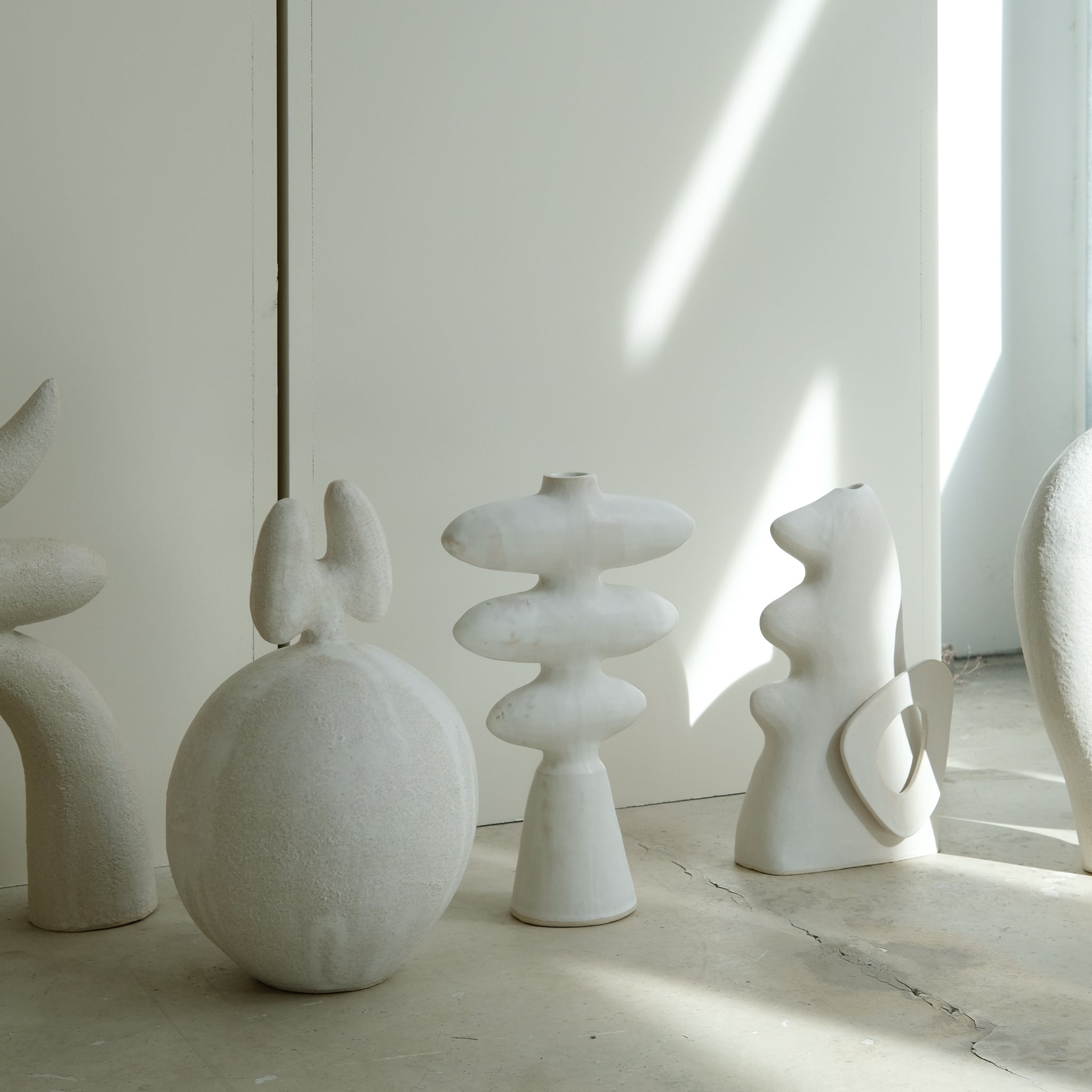 Sculpture "Iwashi"  H32cm - Blanc satiné de Noe Kuremoto chez Brutal Ceramics