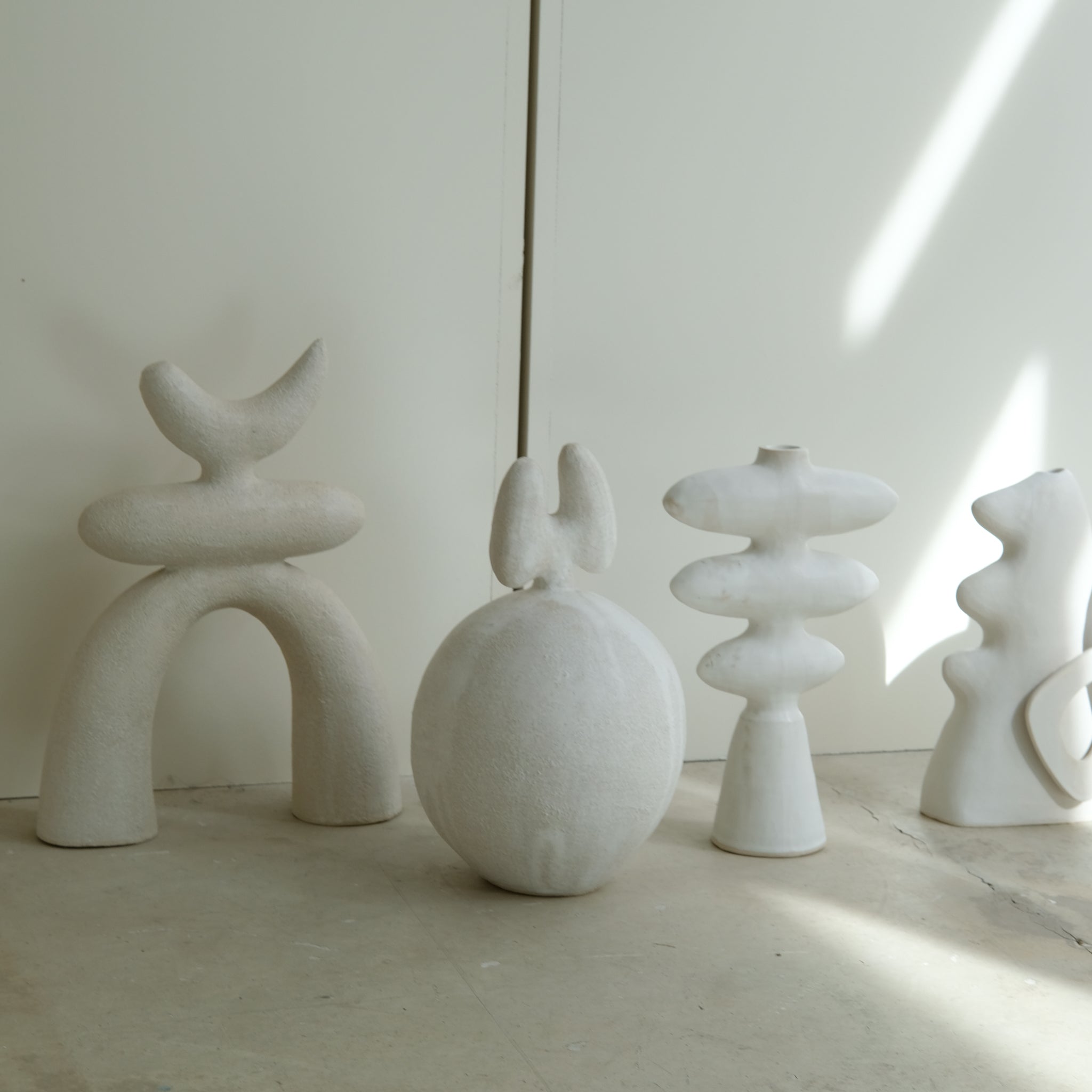 Sculpture "Haniwa"  H39cm - Beige mat de Noe Kuremoto chez Brutal Ceramics