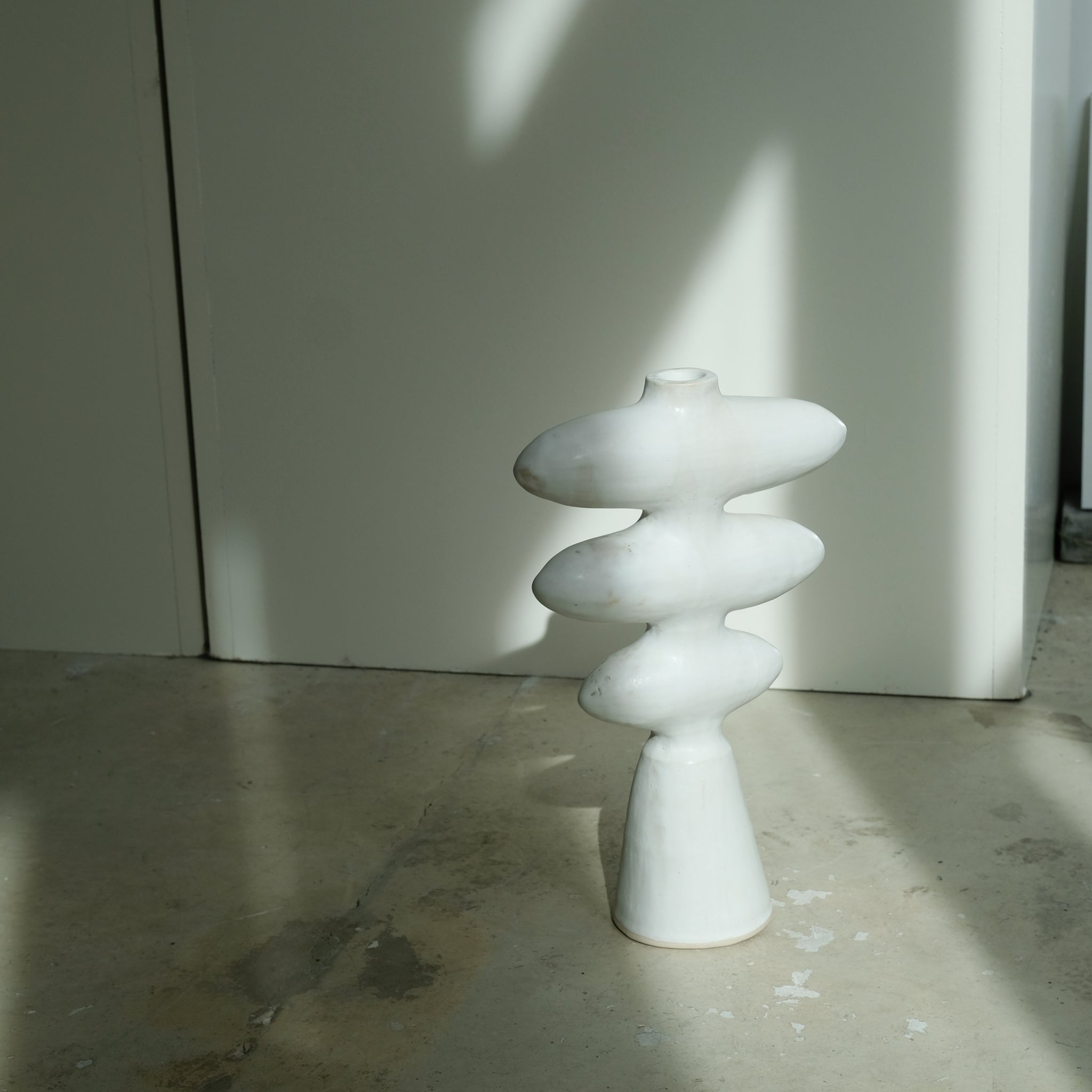 Sculpture "Iwashi"  H32cm - Blanc satiné de Noe Kuremoto chez Brutal Ceramics