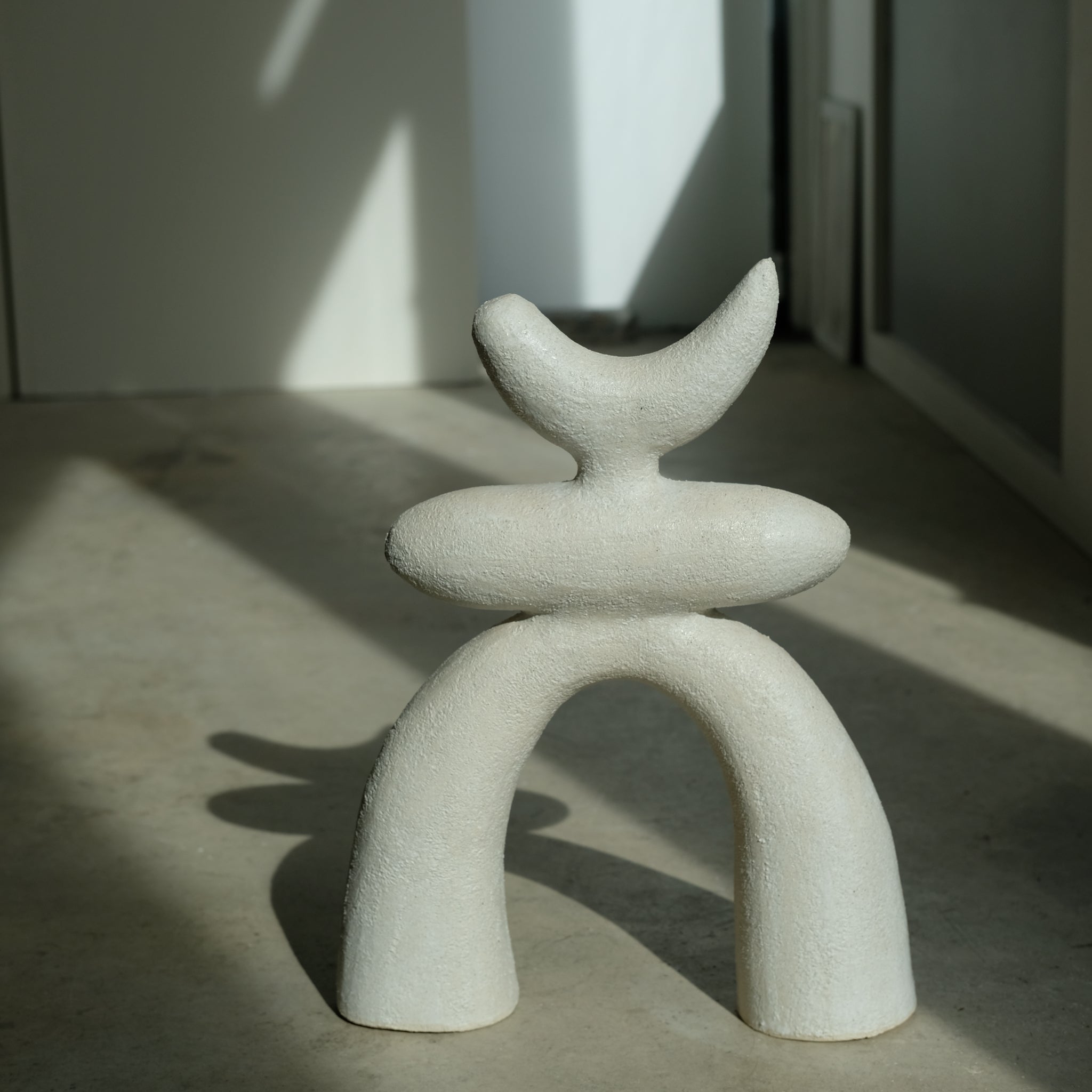 Sculpture "Haniwa"  H39cm - Beige mat de Noe Kuremoto chez Brutal Ceramics