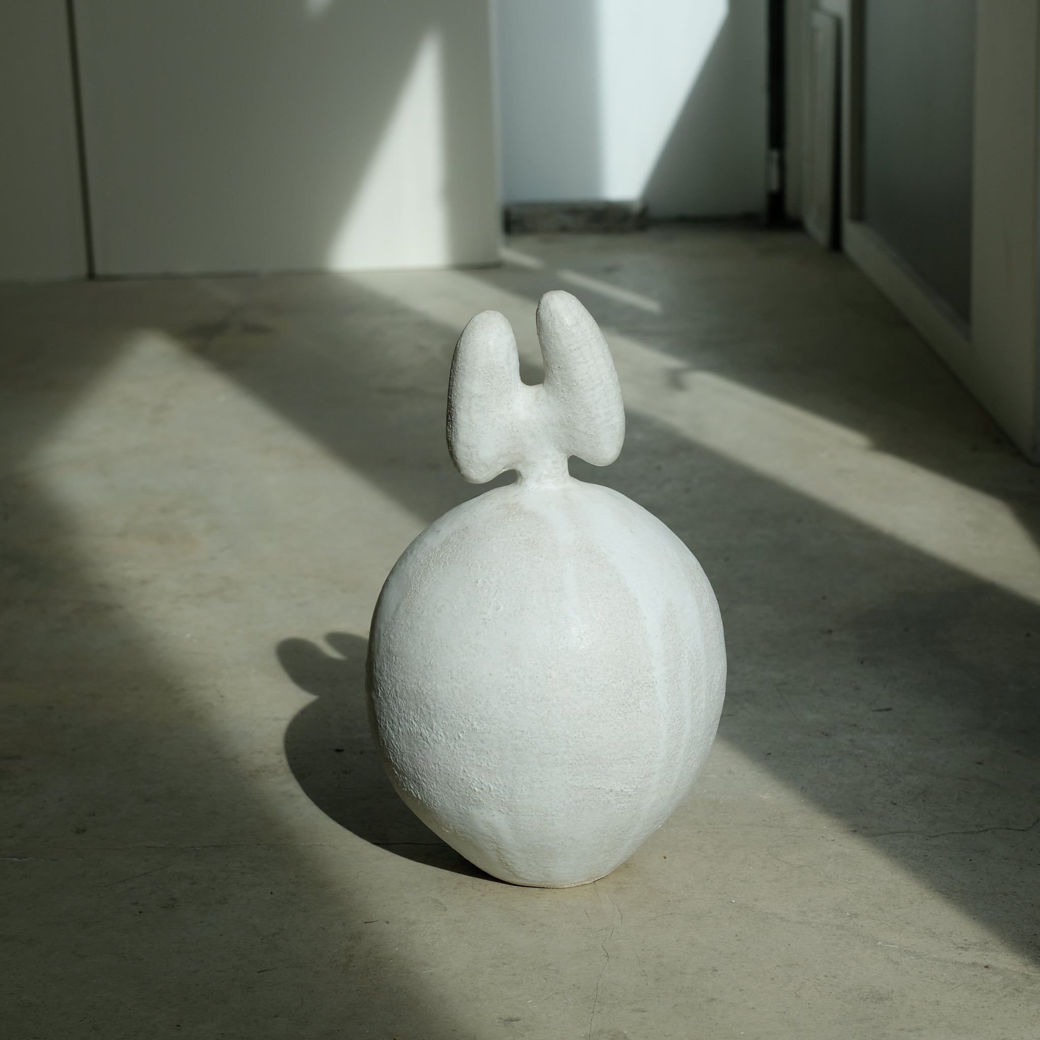 Sculpture "Daruma"  H34cm - Blanc mat de Noe Kuremoto chez Brutal Ceramics