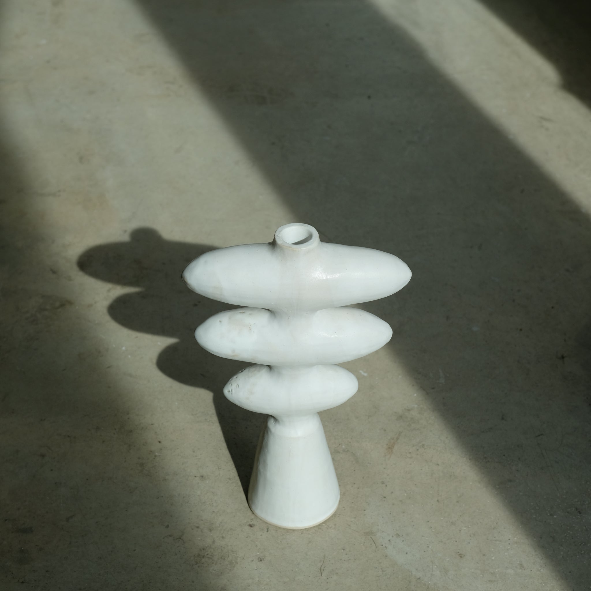 Sculpture "Iwashi"  H32cm - Blanc satiné de Noe Kuremoto chez Brutal Ceramics