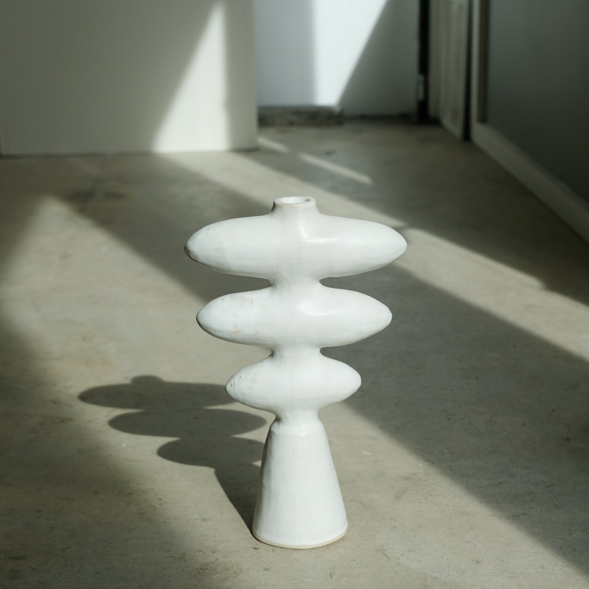 Sculpture "Iwashi"  H32cm - Blanc satiné de Noe Kuremoto chez Brutal Ceramics