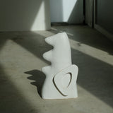 Sculpture "Shimekazari"  H31cm - Blanc mat de Noe Kuremoto chez Brutal Ceramics