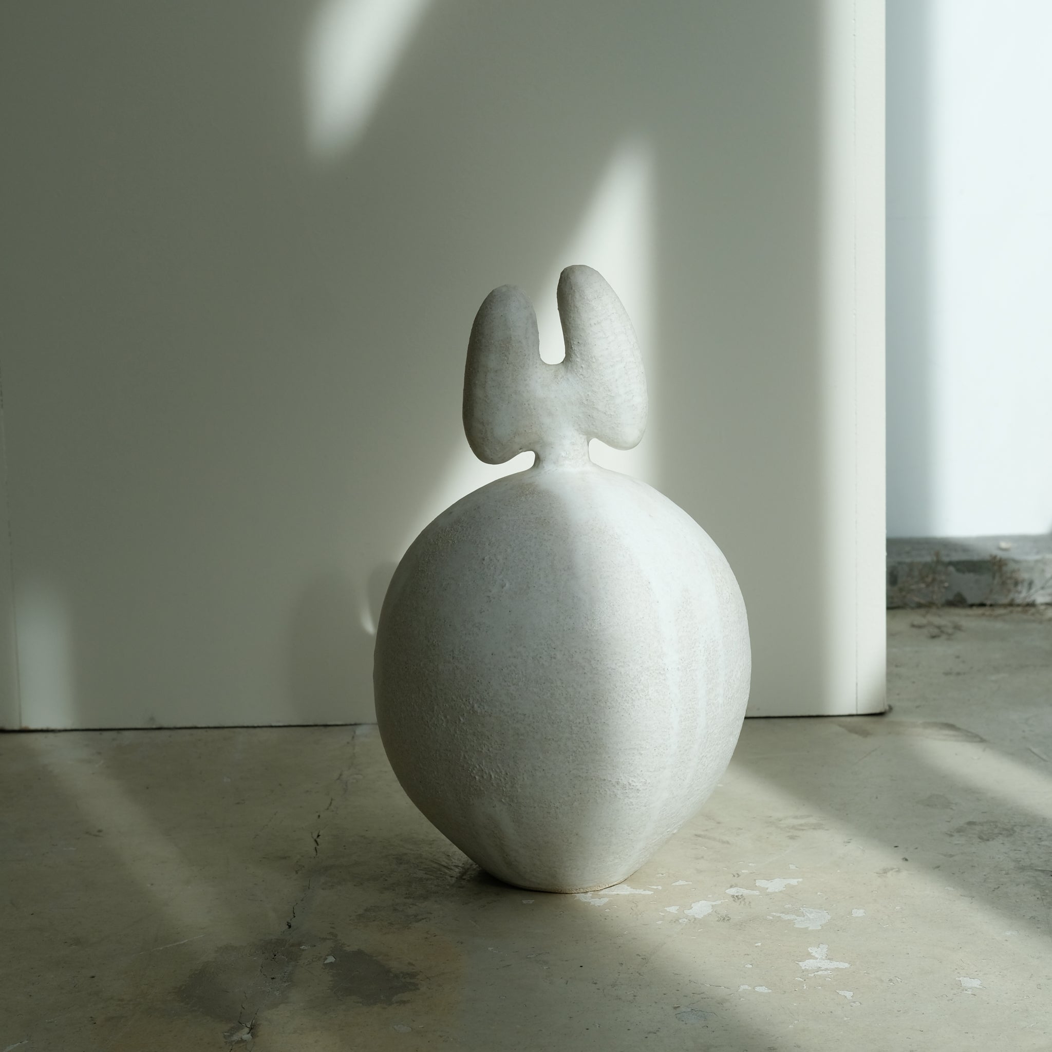 Sculpture "Daruma"  H34cm - Blanc mat de Noe Kuremoto chez Brutal Ceramics