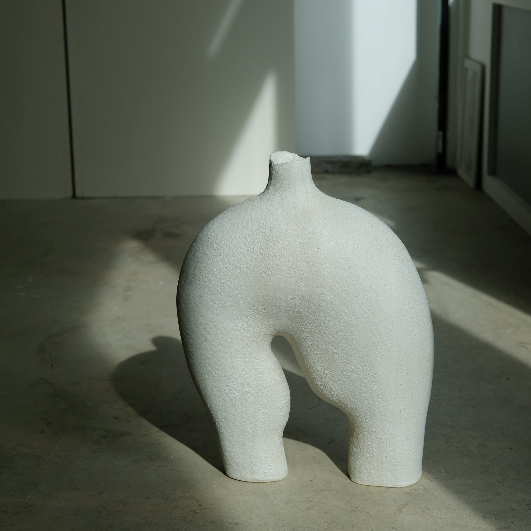 Sculpture "Dogu"  H42cm - Beige mat de Noe Kuremoto chez Brutal Ceramics