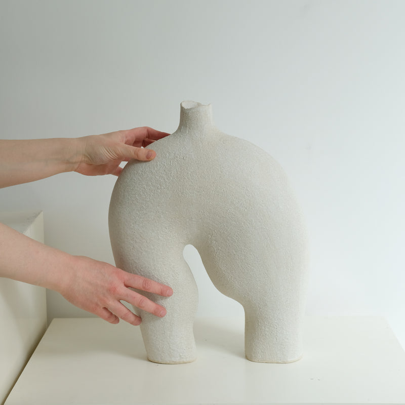 Sculpture "Dogu"  H42cm - Beige mat de Noe Kuremoto chez Brutal Ceramics