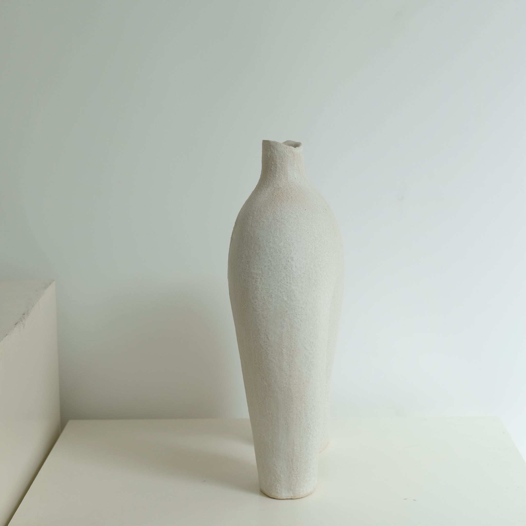 Sculpture "Dogu"  H42cm - Beige mat de Noe Kuremoto chez Brutal Ceramics