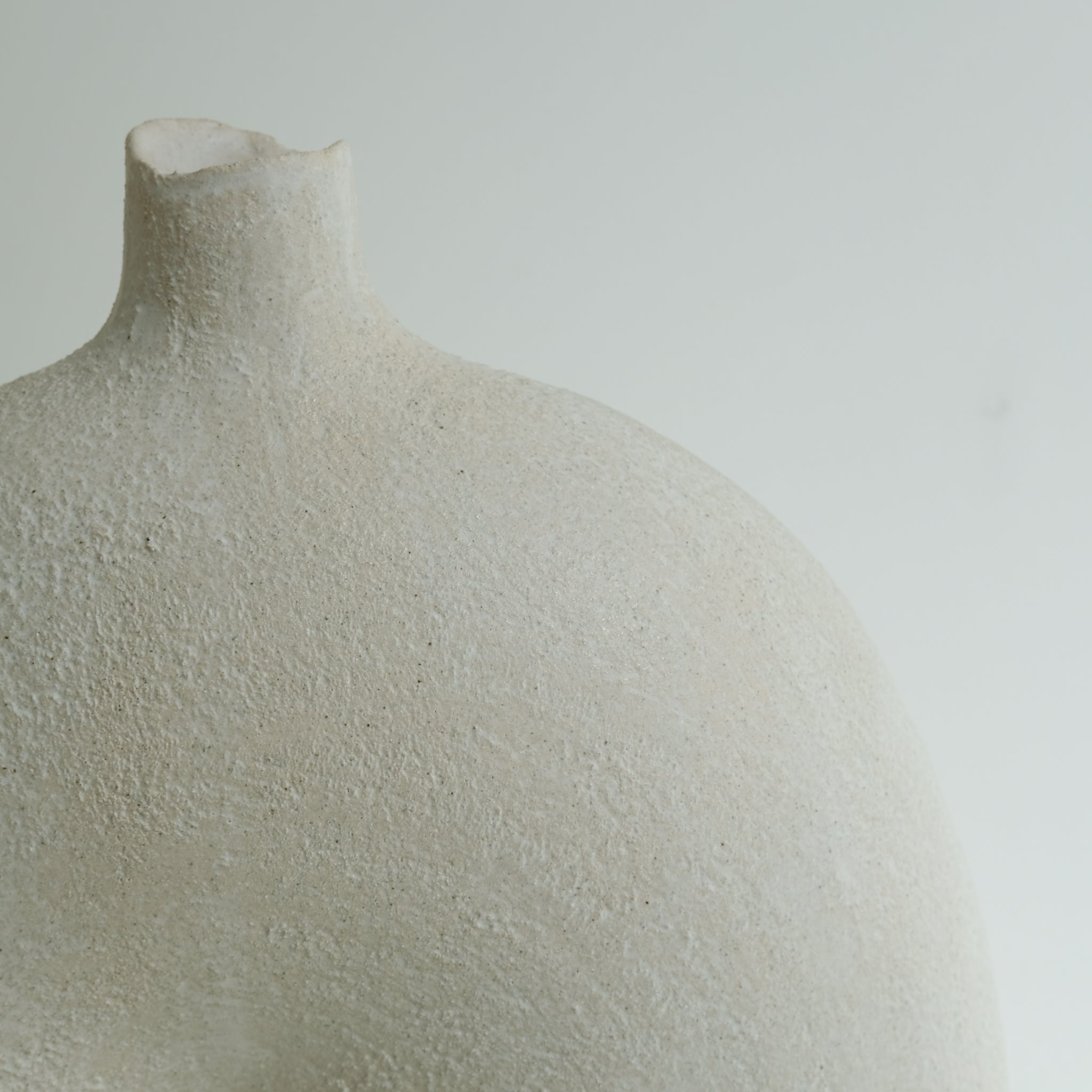 Sculpture "Dogu"  H42cm - Beige mat de Noe Kuremoto chez Brutal Ceramics