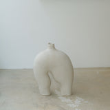 Sculpture "Dogu"  H42cm - Beige mat de Noe Kuremoto chez Brutal Ceramics