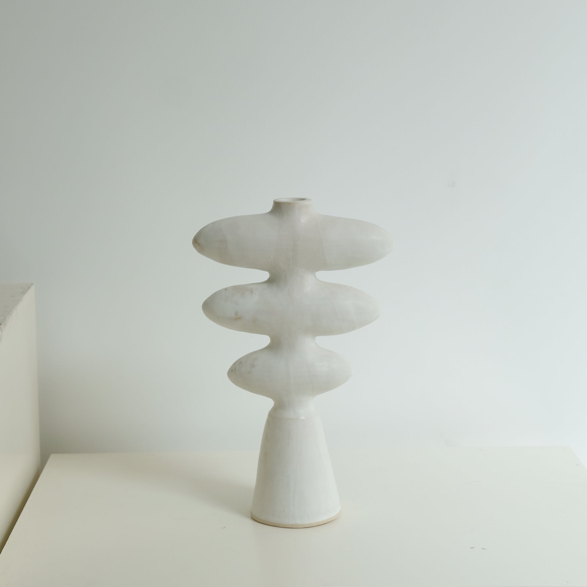 Sculpture "Iwashi"  H32cm - Blanc satiné de Noe Kuremoto chez Brutal Ceramics