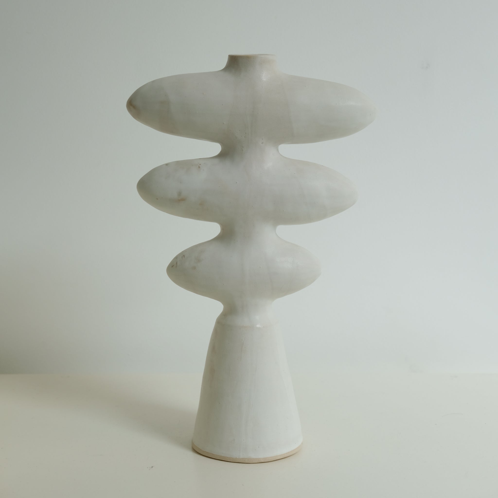 Sculpture "Iwashi"  H32cm - Blanc satiné de Noe Kuremoto chez Brutal Ceramics