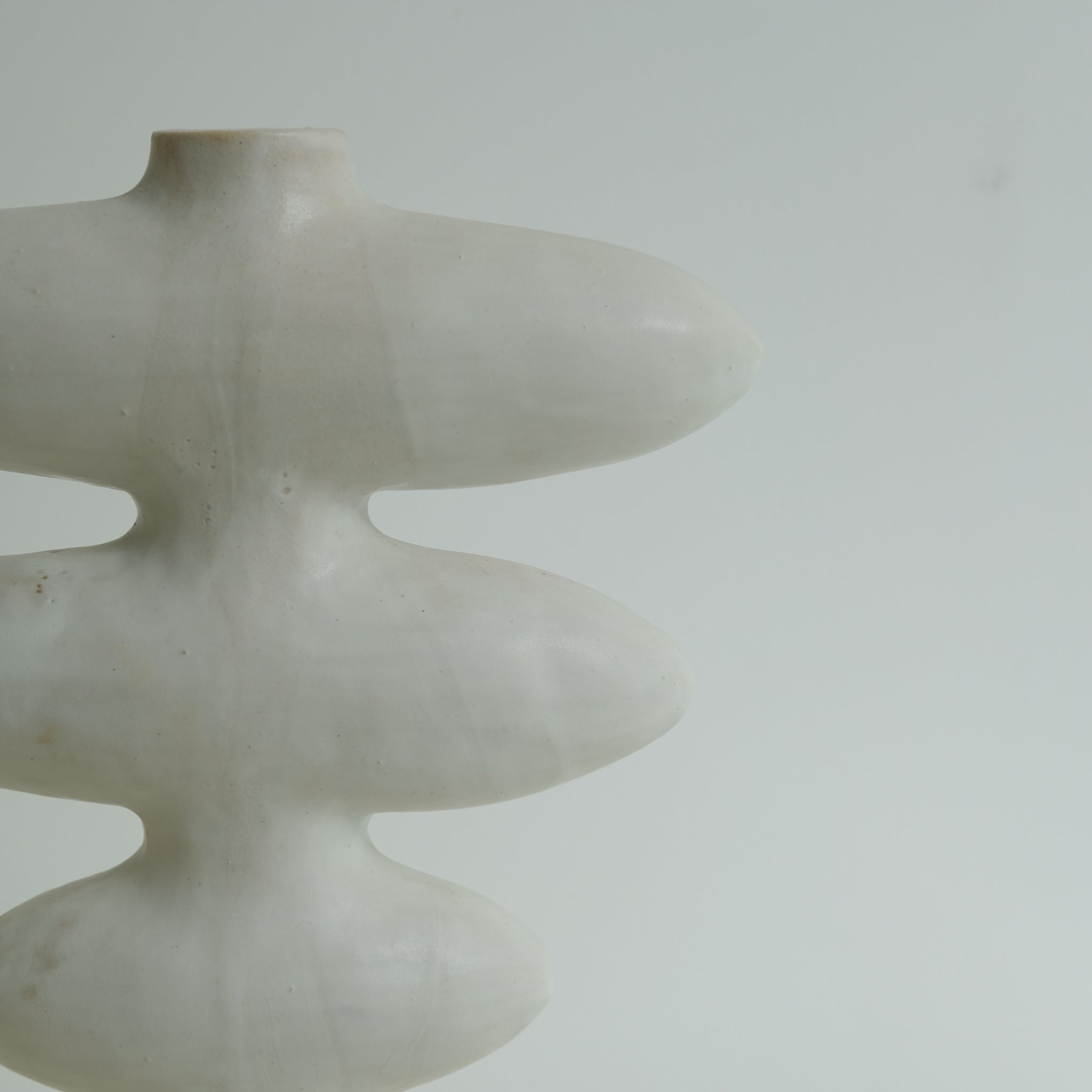 Sculpture "Iwashi"  H32cm - Blanc satiné de Noe Kuremoto chez Brutal Ceramics