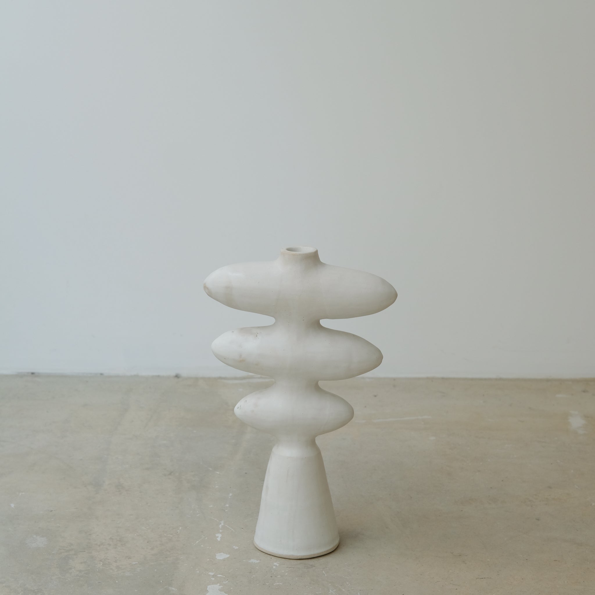Sculpture "Iwashi"  H32cm - Blanc satiné de Noe Kuremoto chez Brutal Ceramics