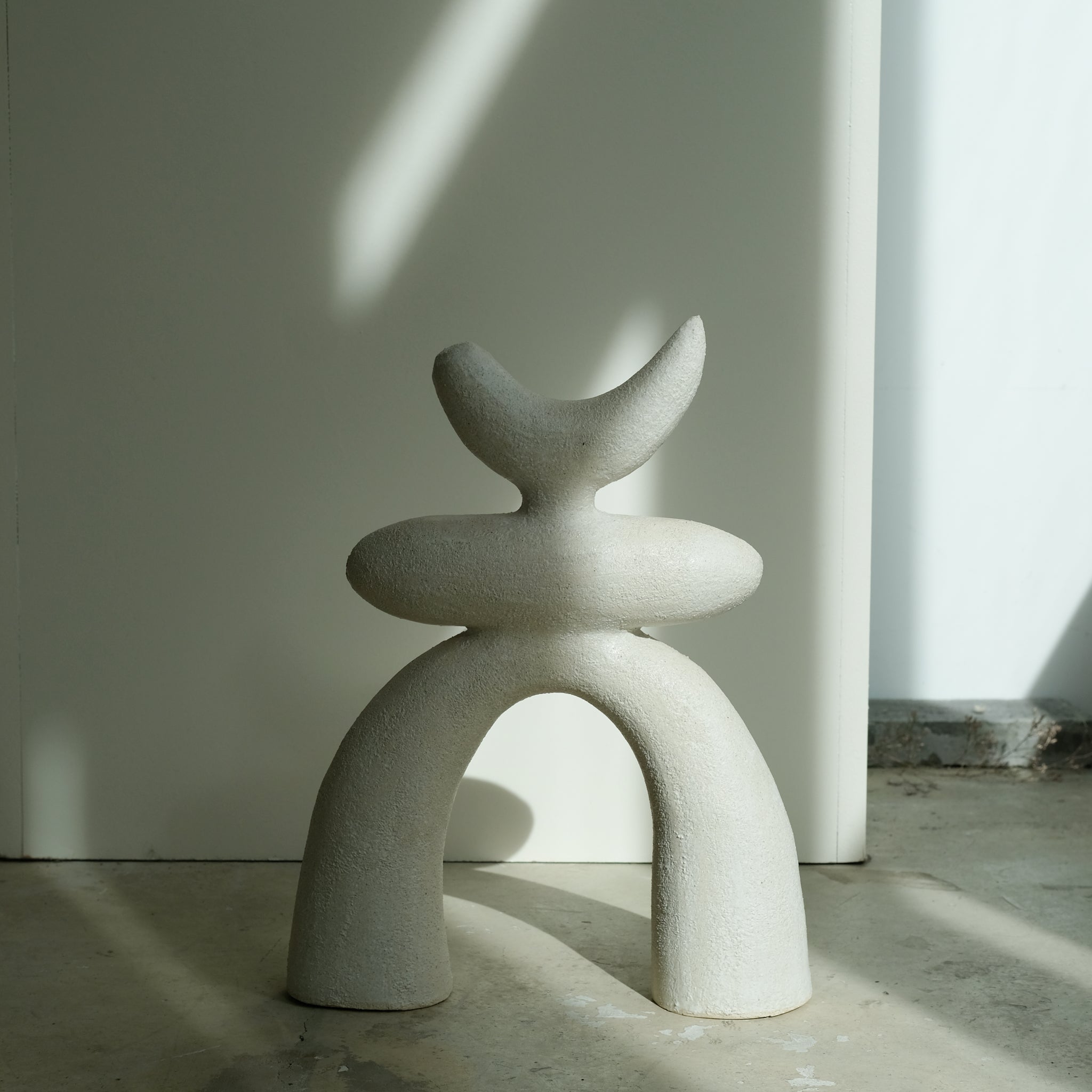Sculpture "Haniwa"  H39cm - Beige mat de Noe Kuremoto chez Brutal Ceramics