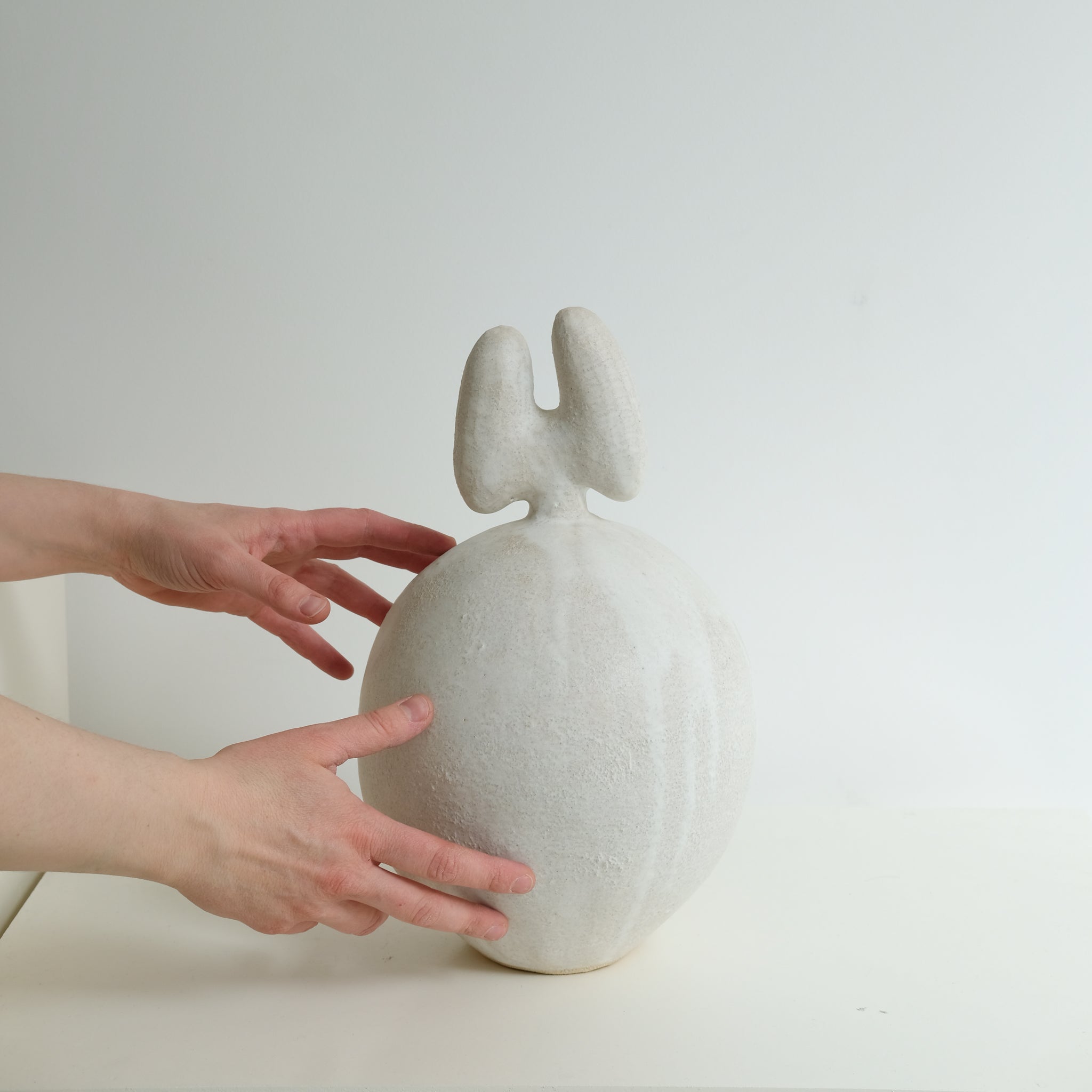Sculpture "Daruma"  H34cm - Blanc mat de Noe Kuremoto chez Brutal Ceramics