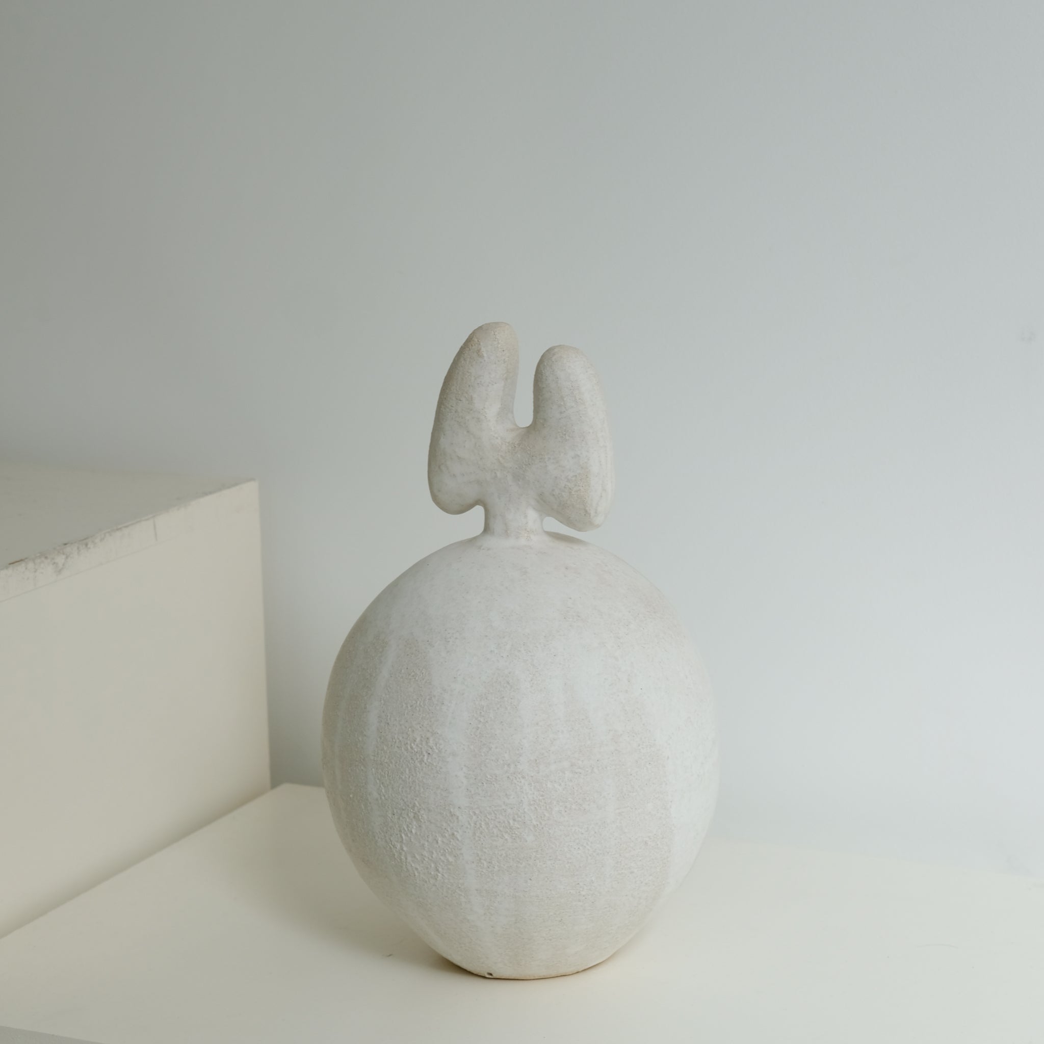 Sculpture "Daruma"  H34cm - Blanc mat de Noe Kuremoto chez Brutal Ceramics