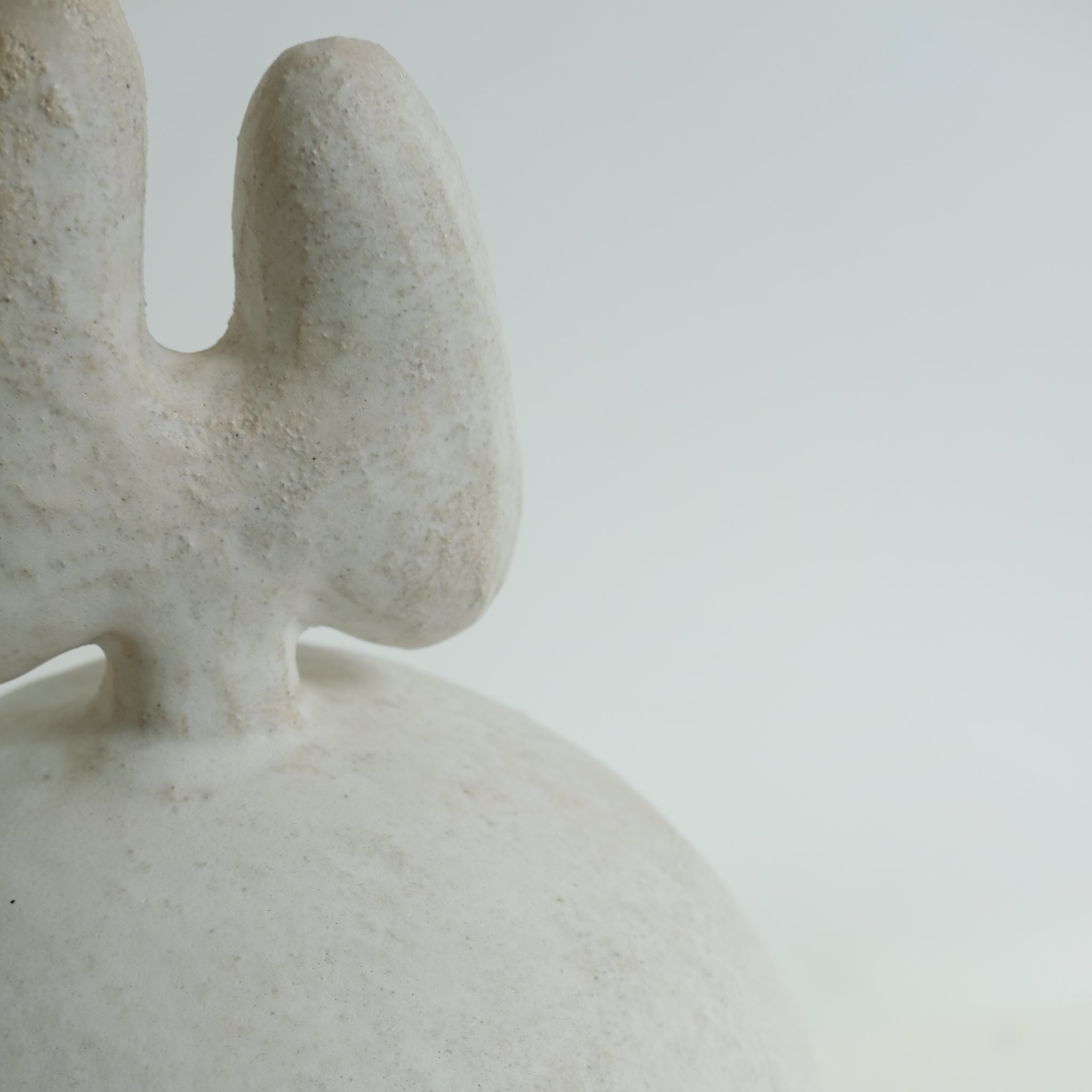 Sculpture "Daruma"  H34cm - Blanc mat de Noe Kuremoto chez Brutal Ceramics