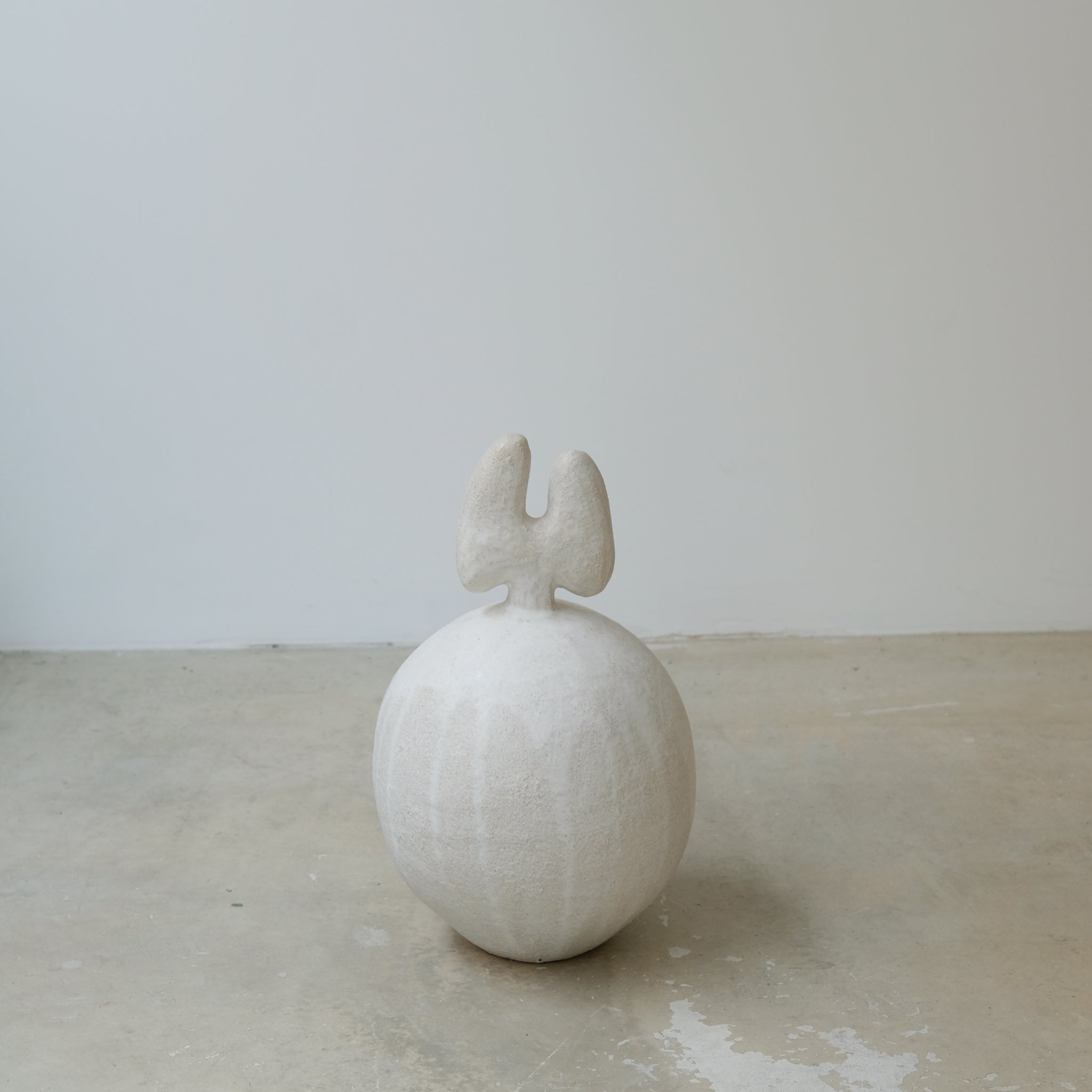 Sculpture "Daruma"  H34cm - Blanc mat de Noe Kuremoto chez Brutal Ceramics