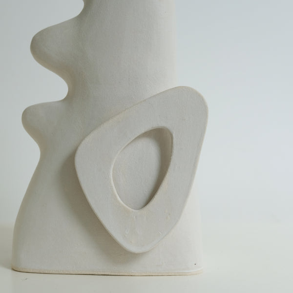 Sculpture "Shimekazari"  H31cm - Blanc mat de Noe Kuremoto chez Brutal Ceramics