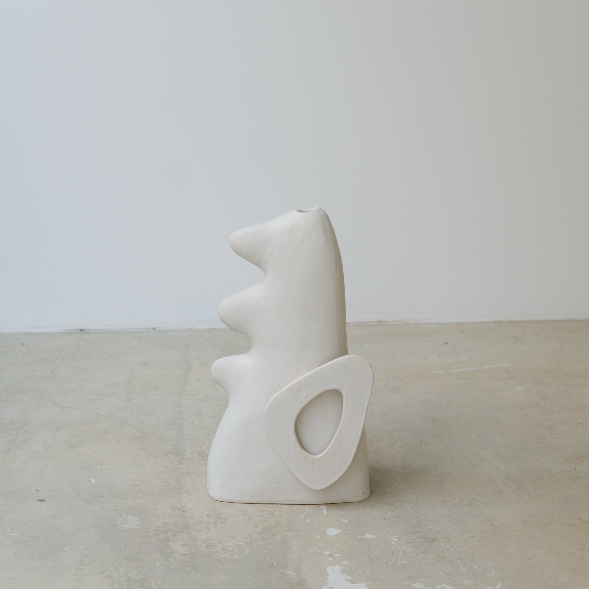 Sculpture "Shimekazari"  H31cm - Blanc mat de Noe Kuremoto chez Brutal Ceramics