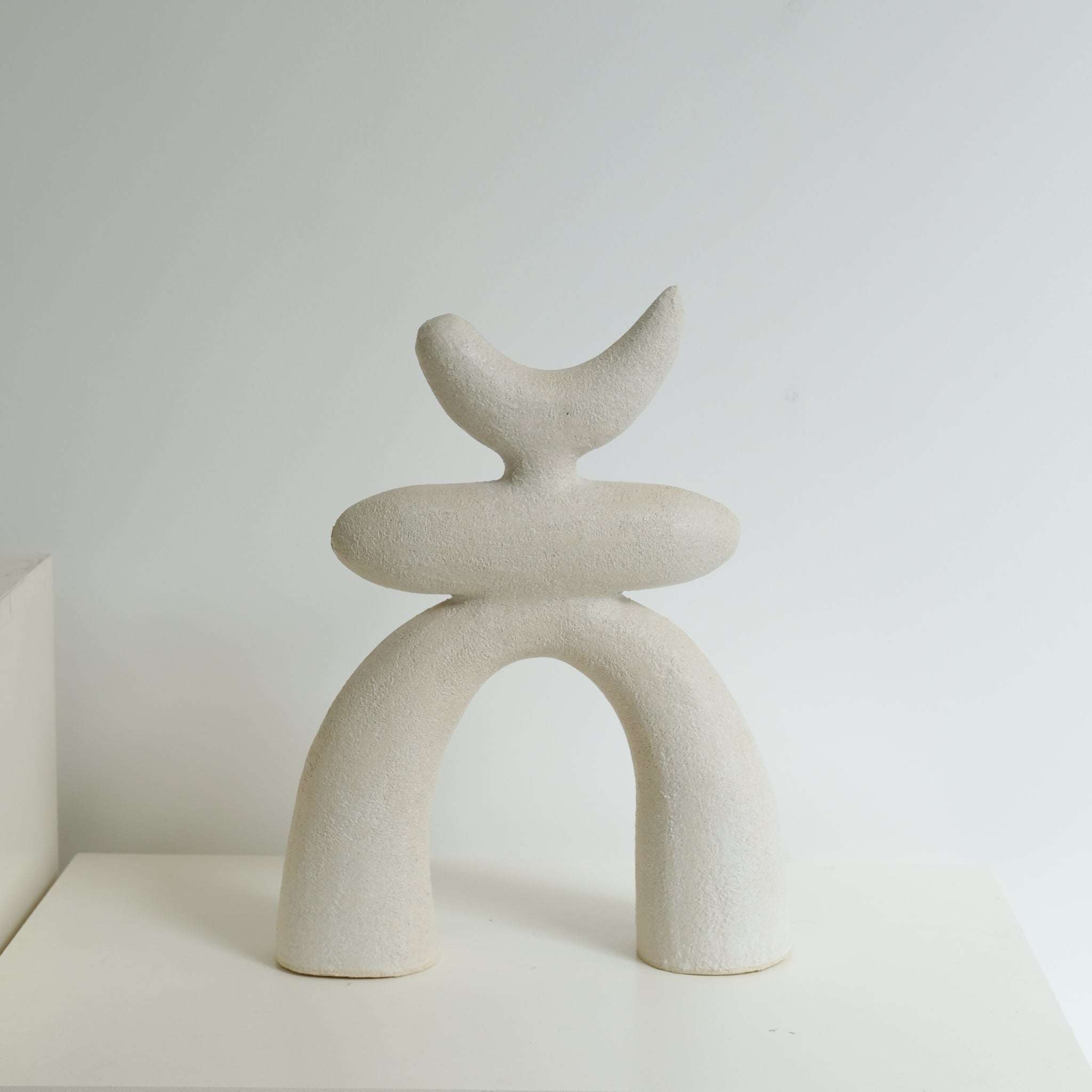 Sculpture "Haniwa"  H39cm - Beige mat de Noe Kuremoto chez Brutal Ceramics