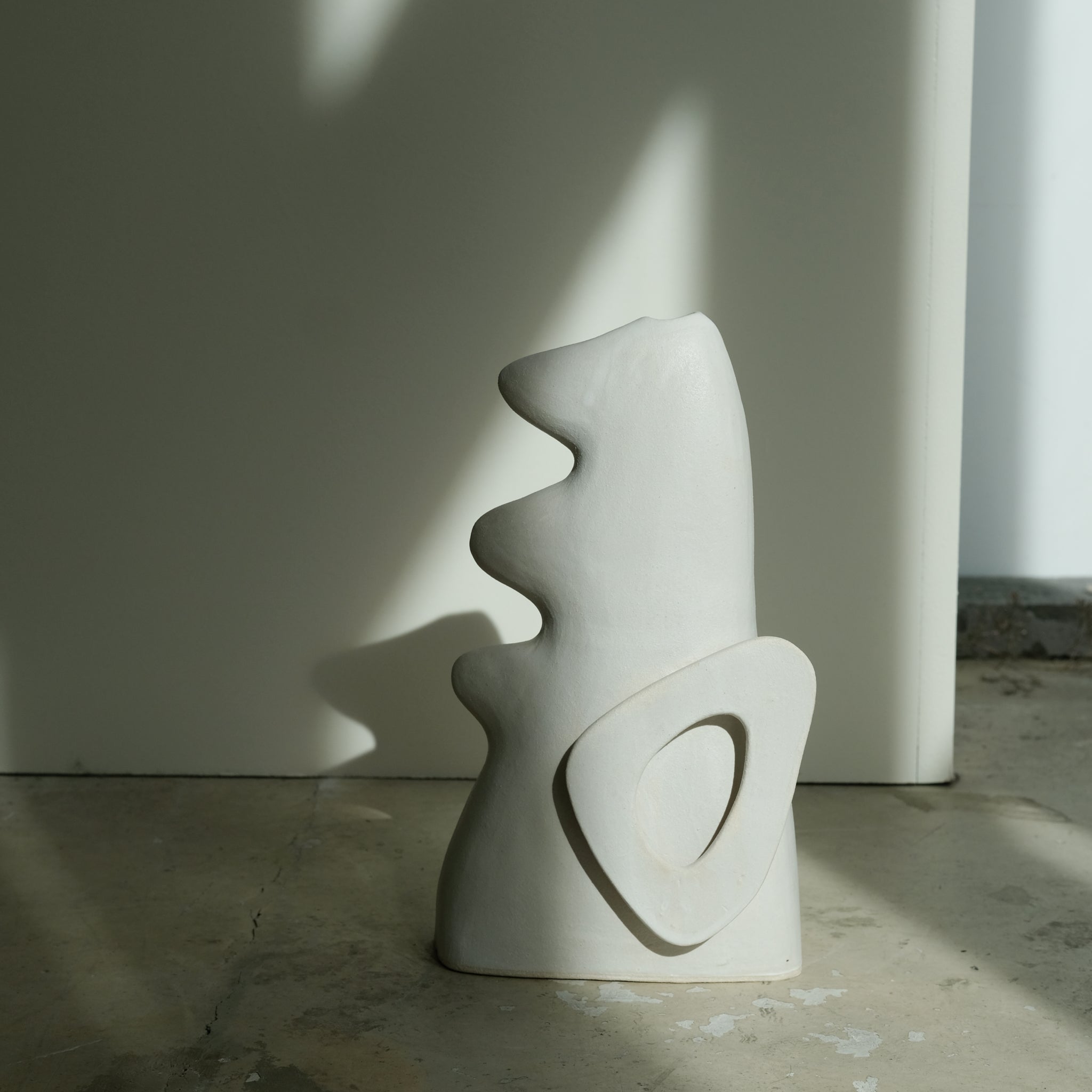 Sculpture "Shimekazari"  H31cm - Blanc mat de Noe Kuremoto chez Brutal Ceramics