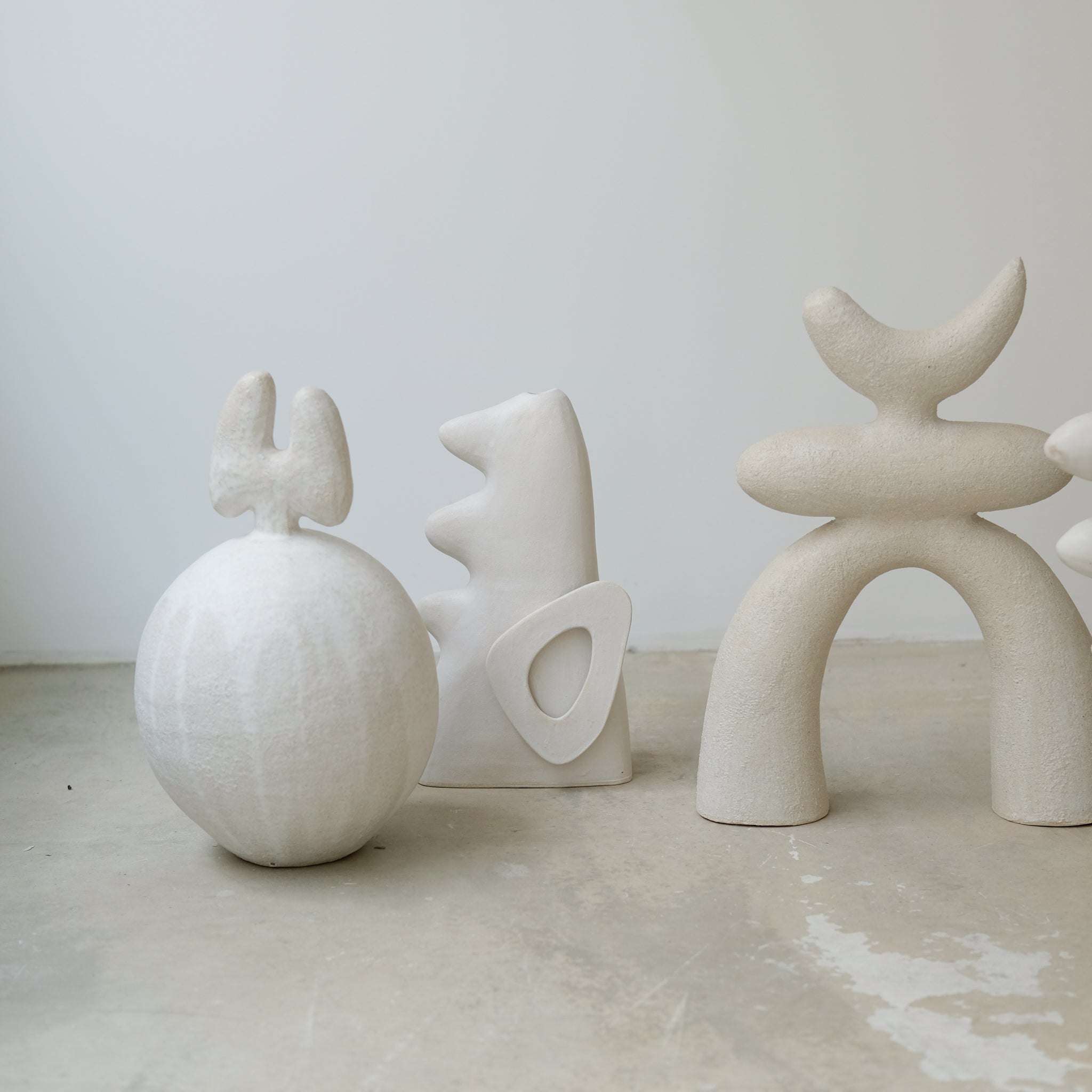 Sculpture "Daruma"  H34cm - Blanc mat de Noe Kuremoto chez Brutal Ceramics