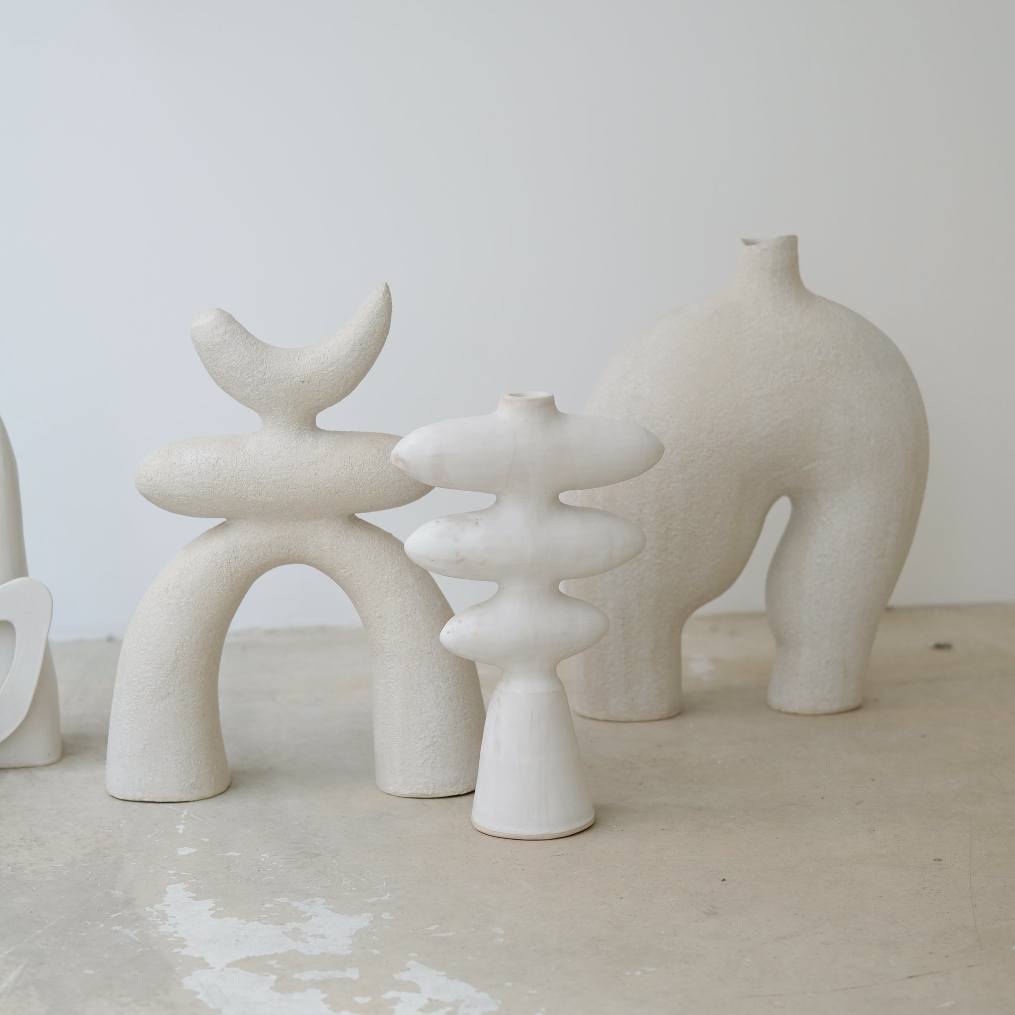 Sculpture "Dogu"  H42cm - Beige mat de Noe Kuremoto chez Brutal Ceramics