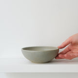 Coupelle en grès blanc D14,5cm - Vert de gris mat de Pauline Boisaubert chez Brutal Ceramics