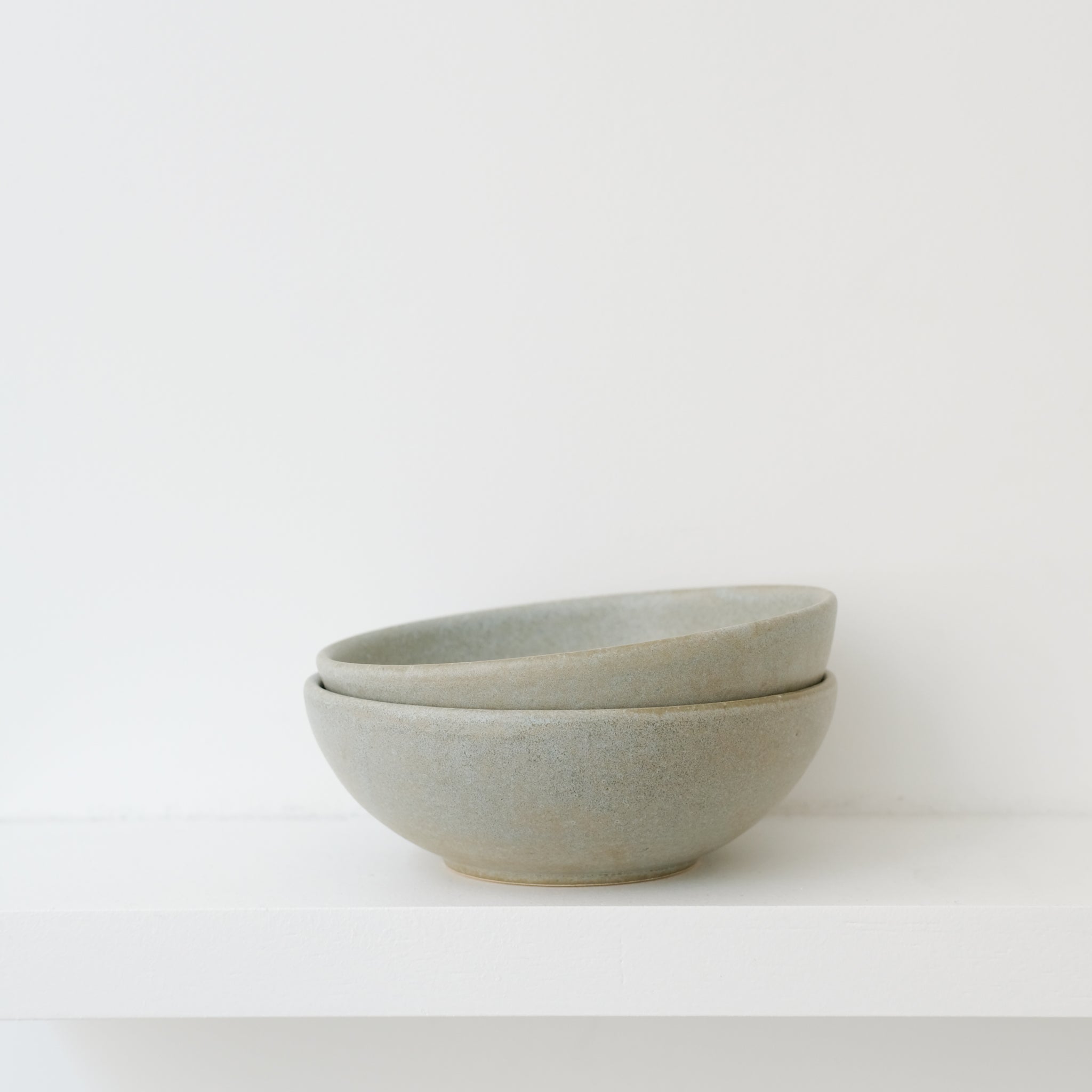Coupelle en grès blanc D14,5cm - Vert de gris mat de Pauline Boisaubert chez Brutal Ceramics
