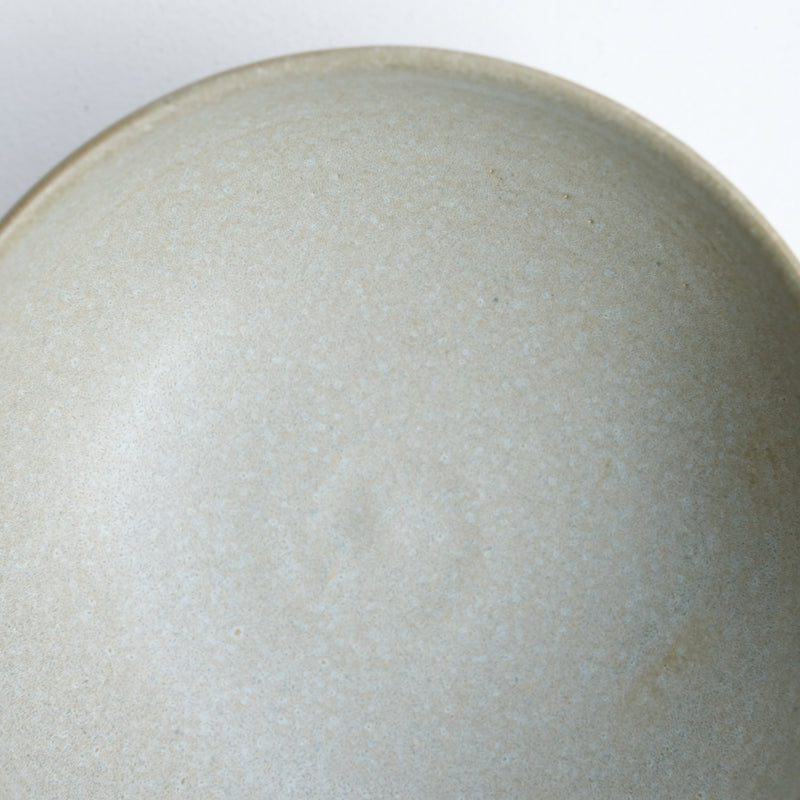 Coupelle en grès blanc D14,5cm - Vert de gris mat de Pauline Boisaubert chez Brutal Ceramics