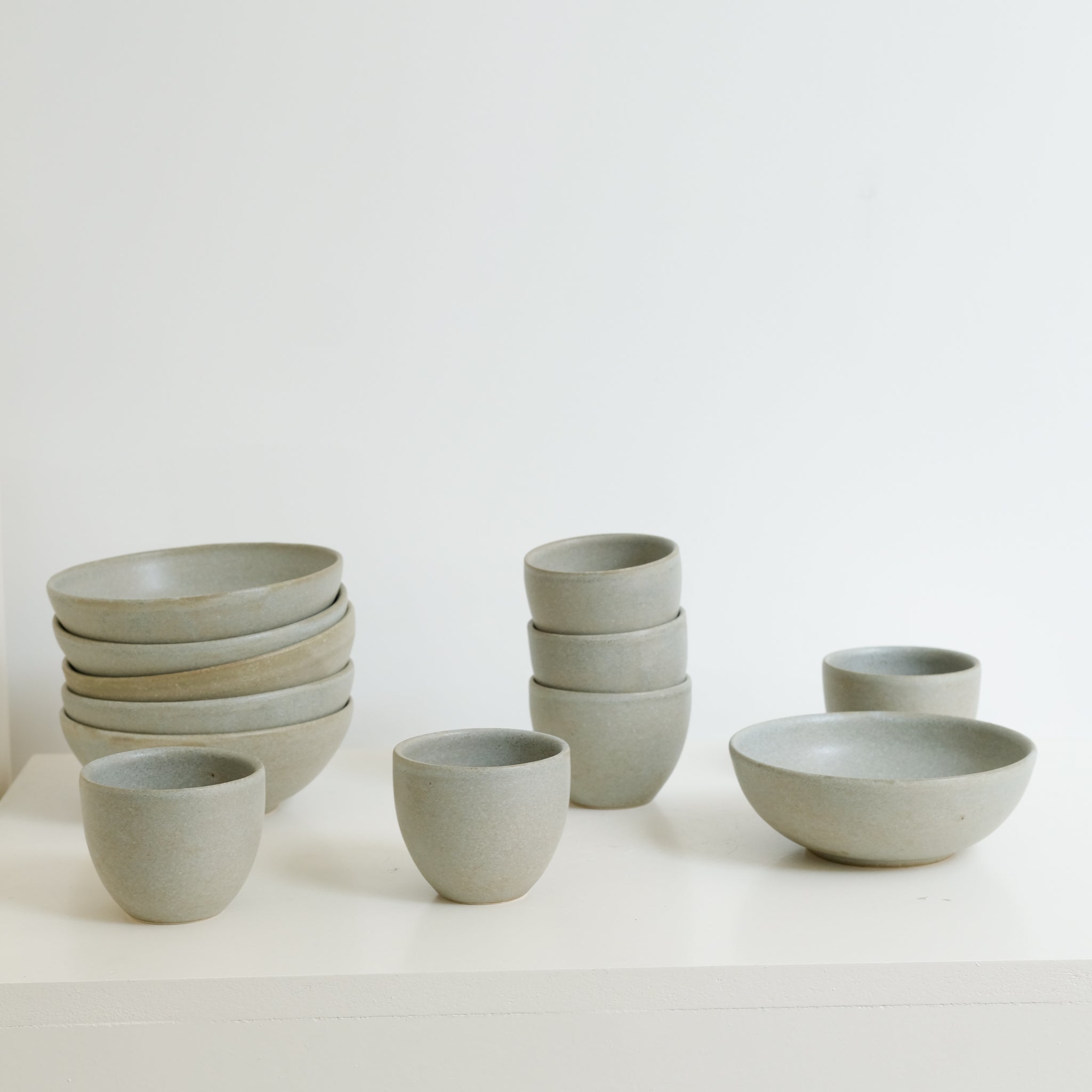 Coupelle en grès blanc D14,5cm - Vert de gris mat de Pauline Boisaubert chez Brutal Ceramics