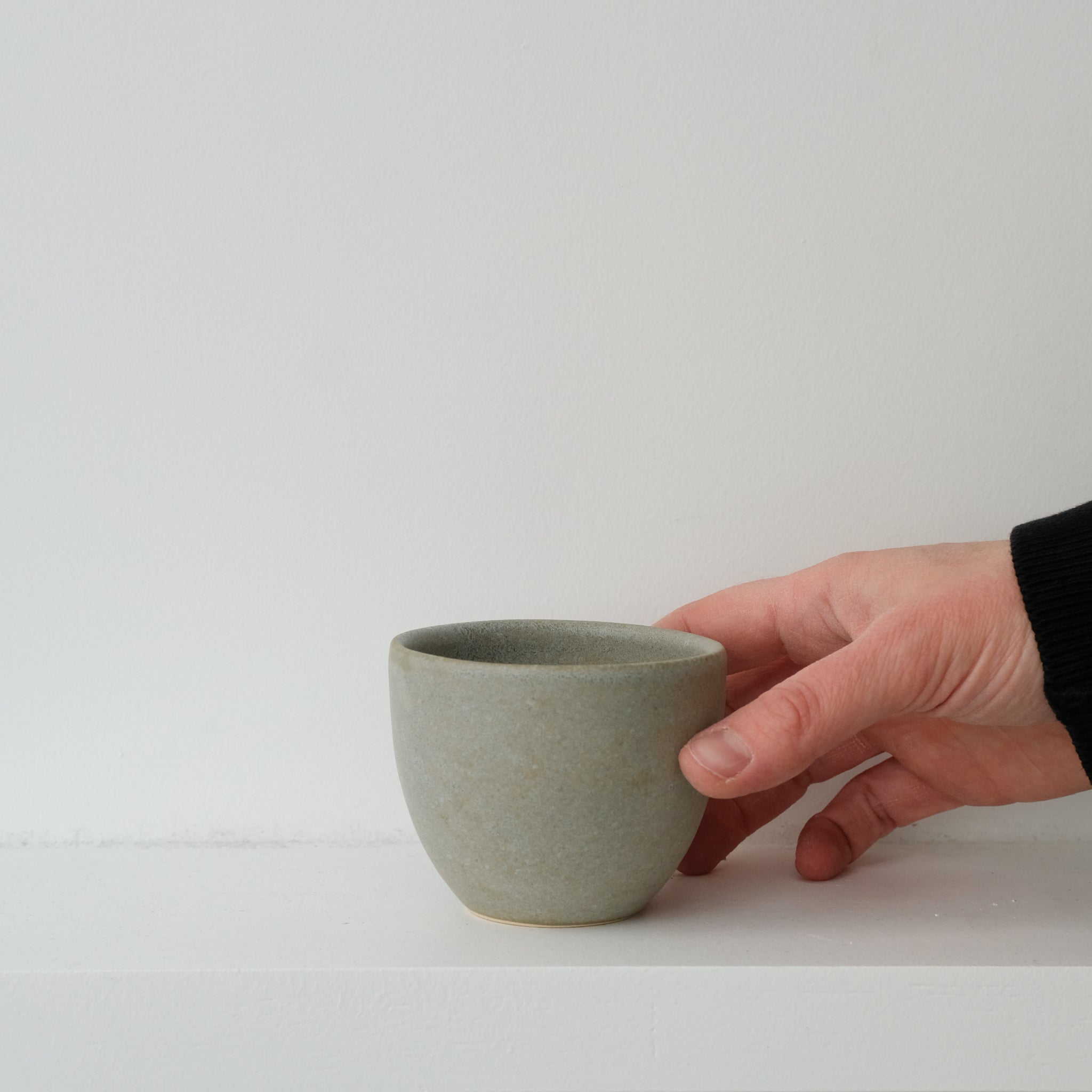 Tasse en grès blanc 130ml - Vert de gris mat de Pauline Boisaubert chez Brutal Ceramics