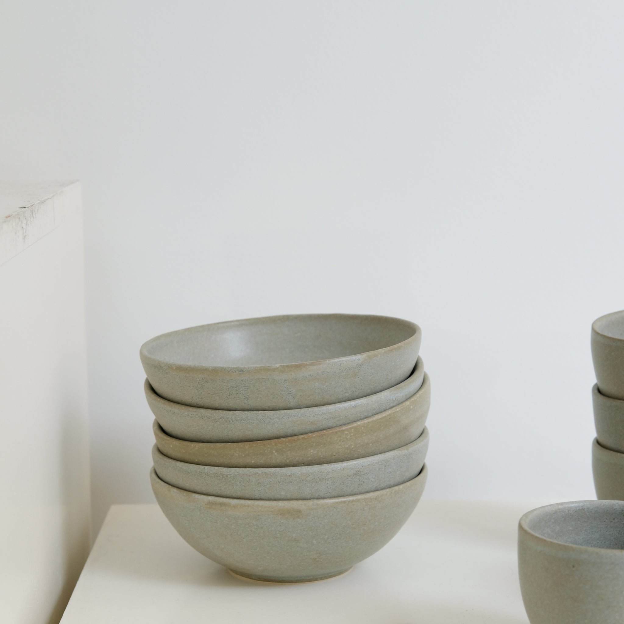 Coupelle en grès blanc D14,5cm - Vert de gris mat de Pauline Boisaubert chez Brutal Ceramics