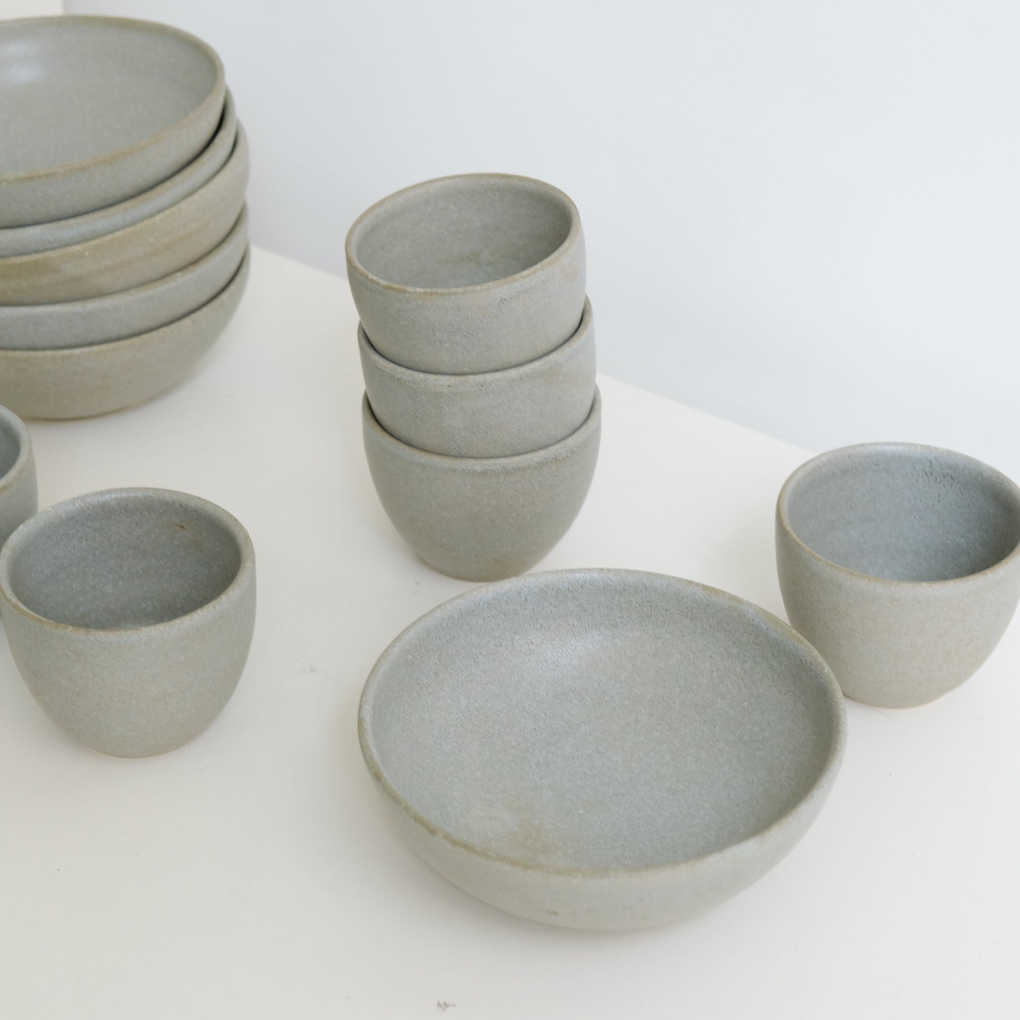 Tasse en grès blanc 130ml - Vert de gris mat de Pauline Boisaubert chez Brutal Ceramics