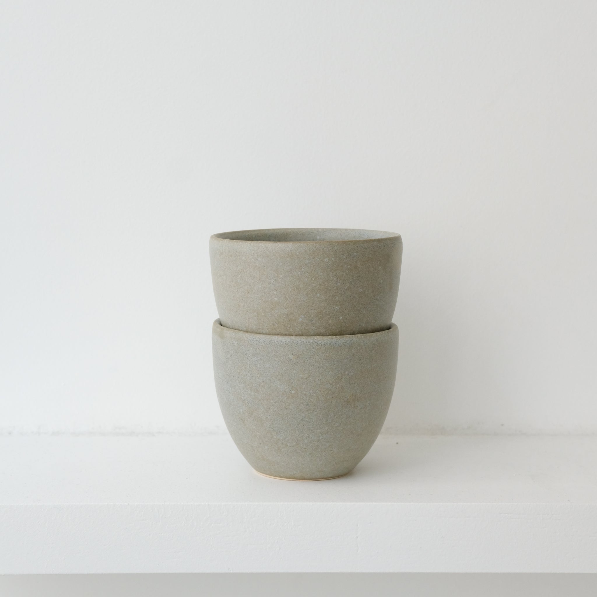 Tasse en grès blanc 130ml - Vert de gris mat de Pauline Boisaubert chez Brutal Ceramics