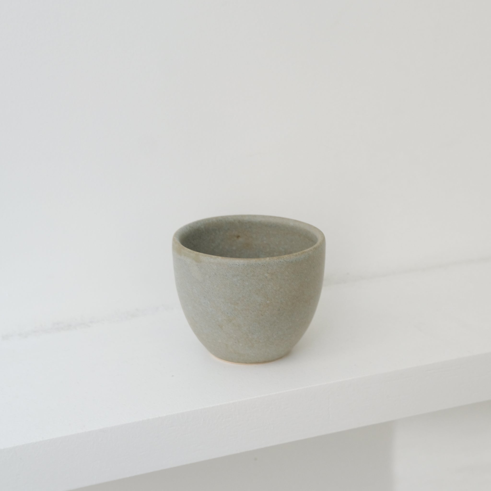 Tasse en grès blanc 130ml - Vert de gris mat de Pauline Boisaubert chez Brutal Ceramics