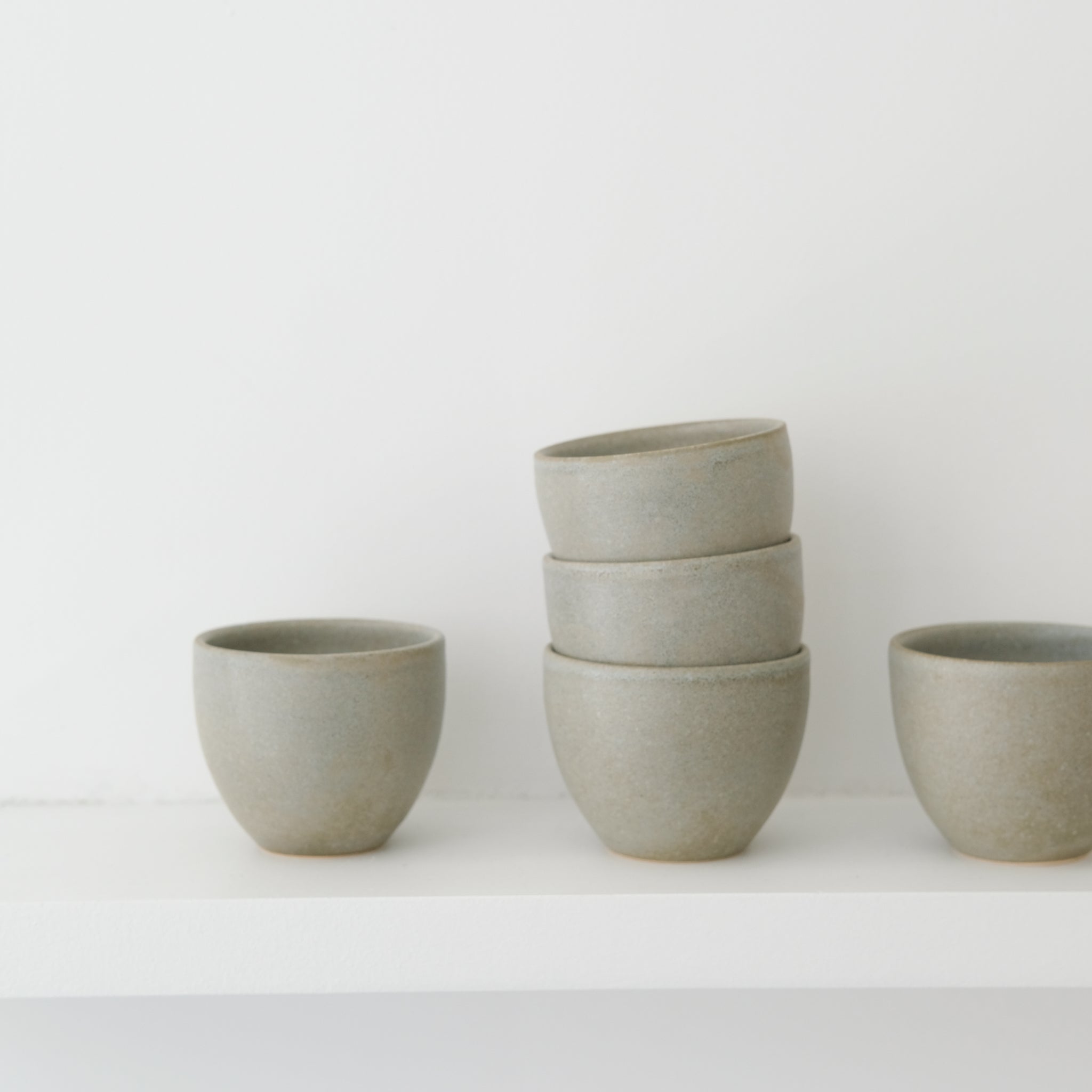 Tasse en grès blanc 130ml - Vert de gris mat de Pauline Boisaubert chez Brutal Ceramics