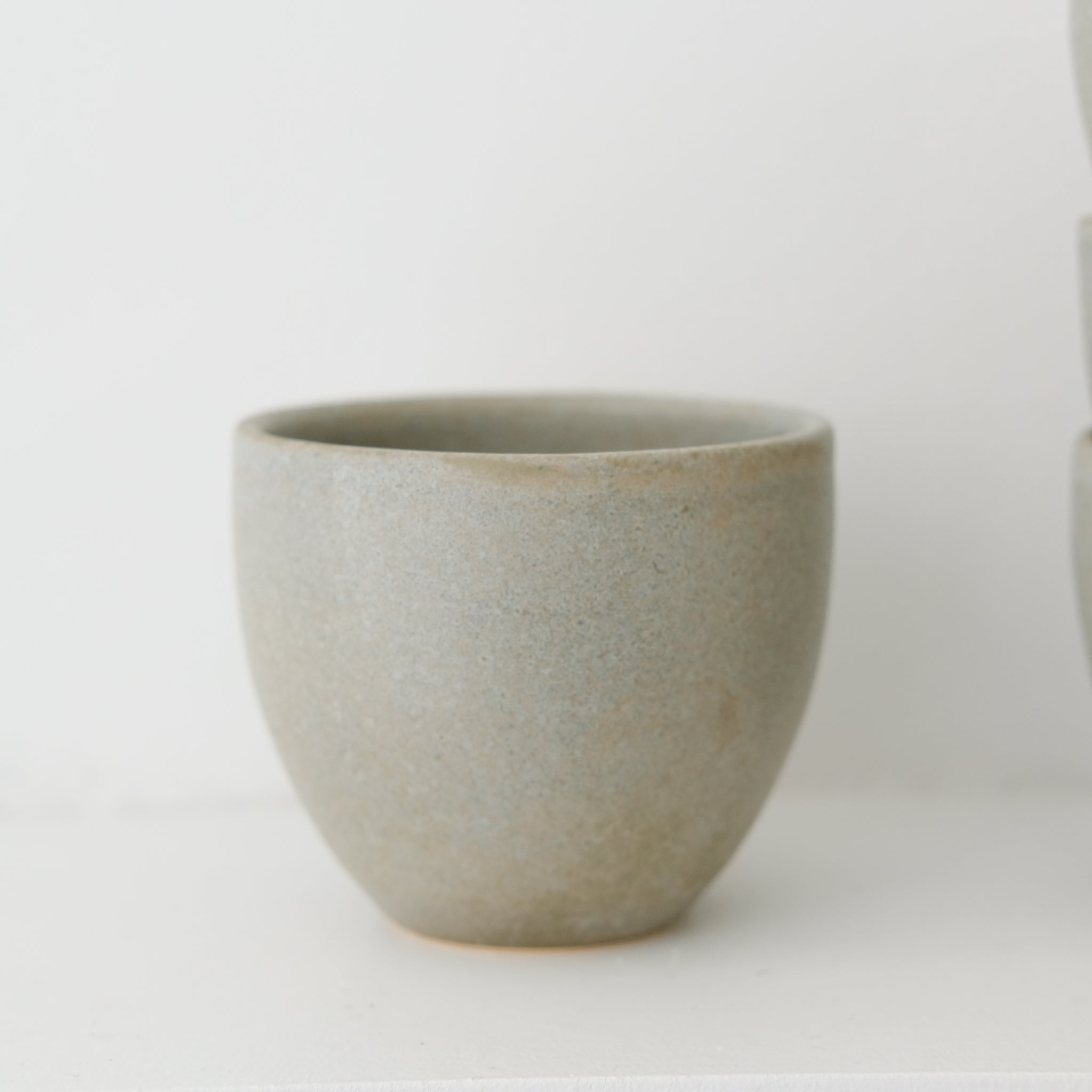 Tasse en grès blanc 130ml - Vert de gris mat de Pauline Boisaubert chez Brutal Ceramics