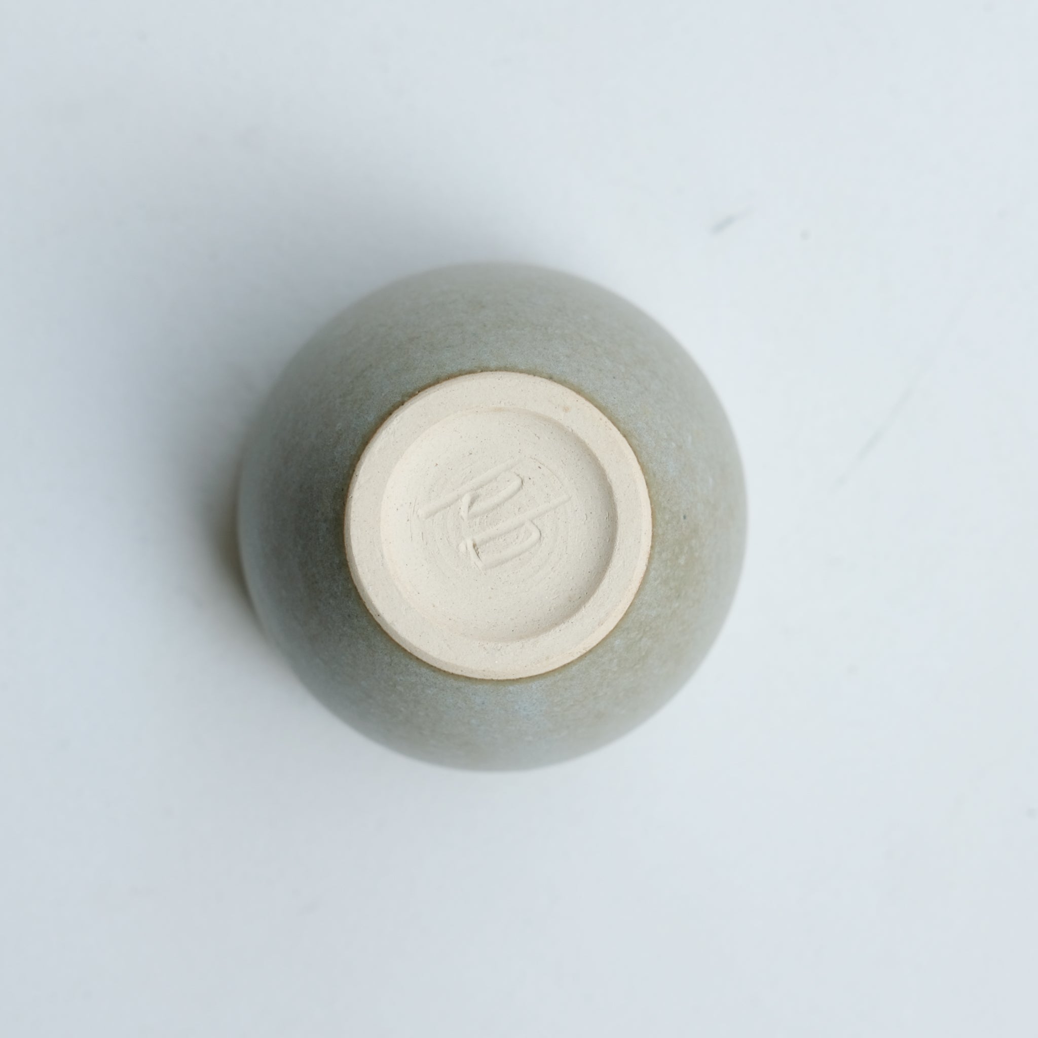 Tasse en grès blanc 130ml - Vert de gris mat de Pauline Boisaubert chez Brutal Ceramics