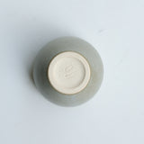 Tasse en grès blanc 130ml - Vert de gris mat de Pauline Boisaubert chez Brutal Ceramics