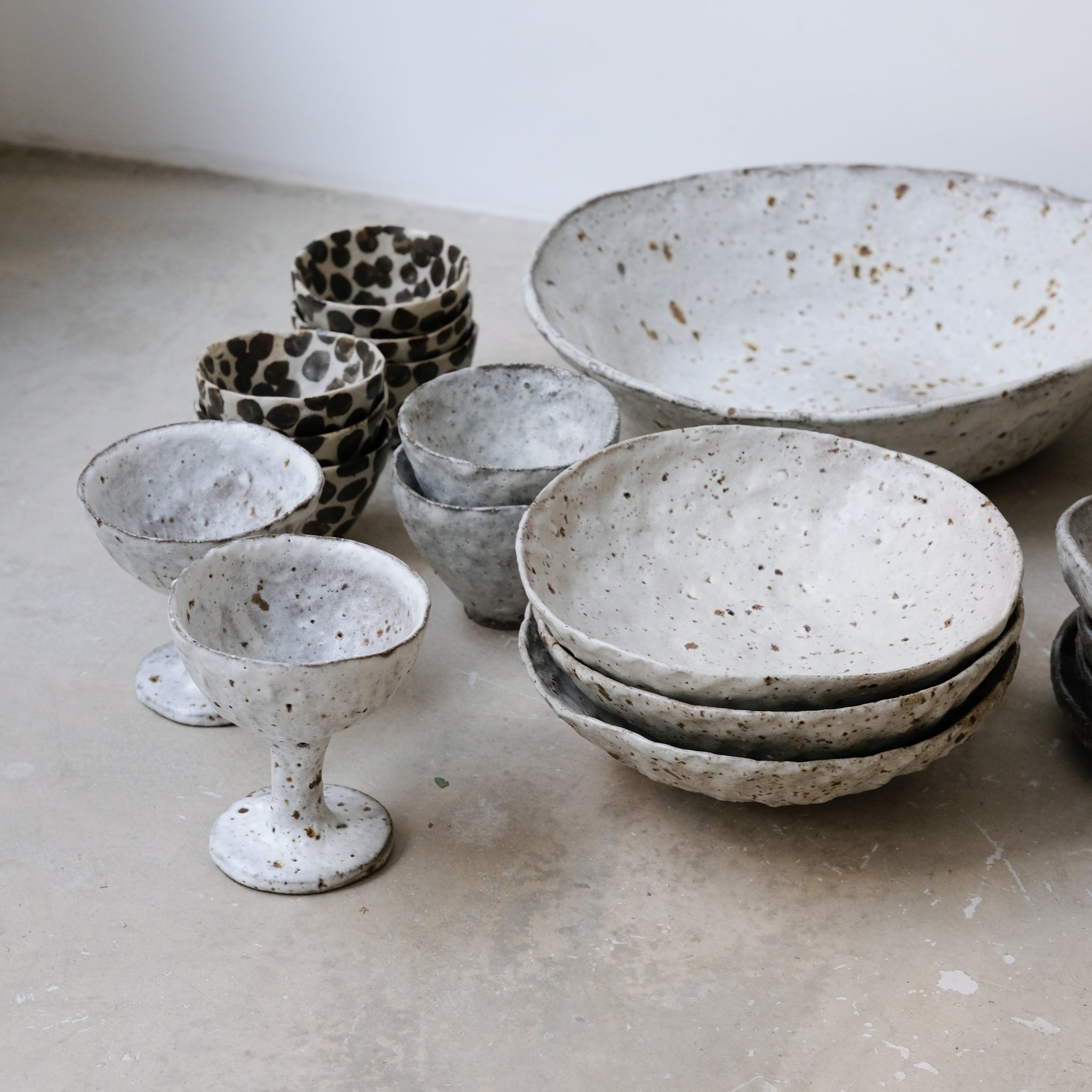 Coupe en grès D35cm - Blanc moucheté de Potry chez Brutal Ceramics