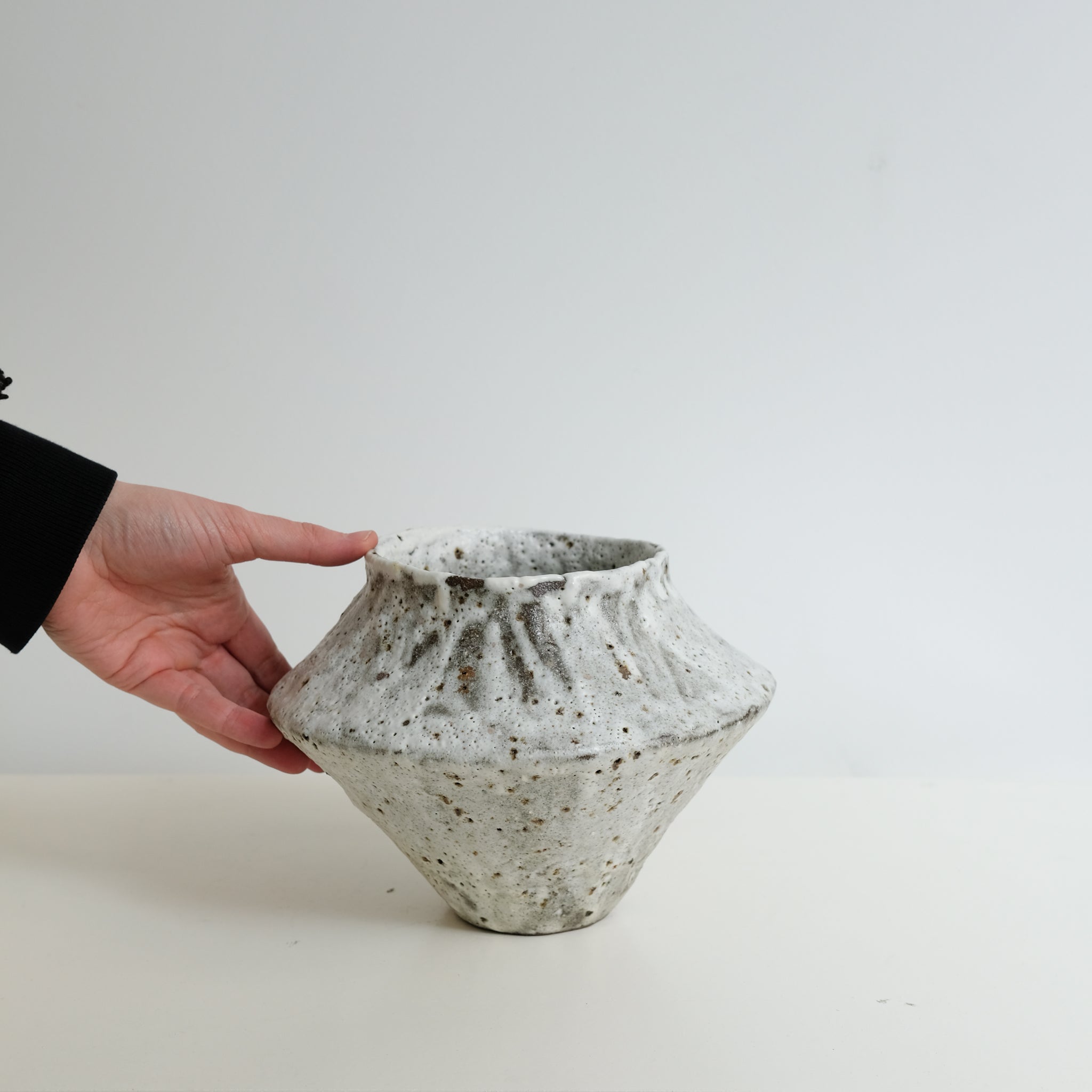 Vase en terre glanée H 16cm - Blanc texturé par Potry chez Brutal Ceramics