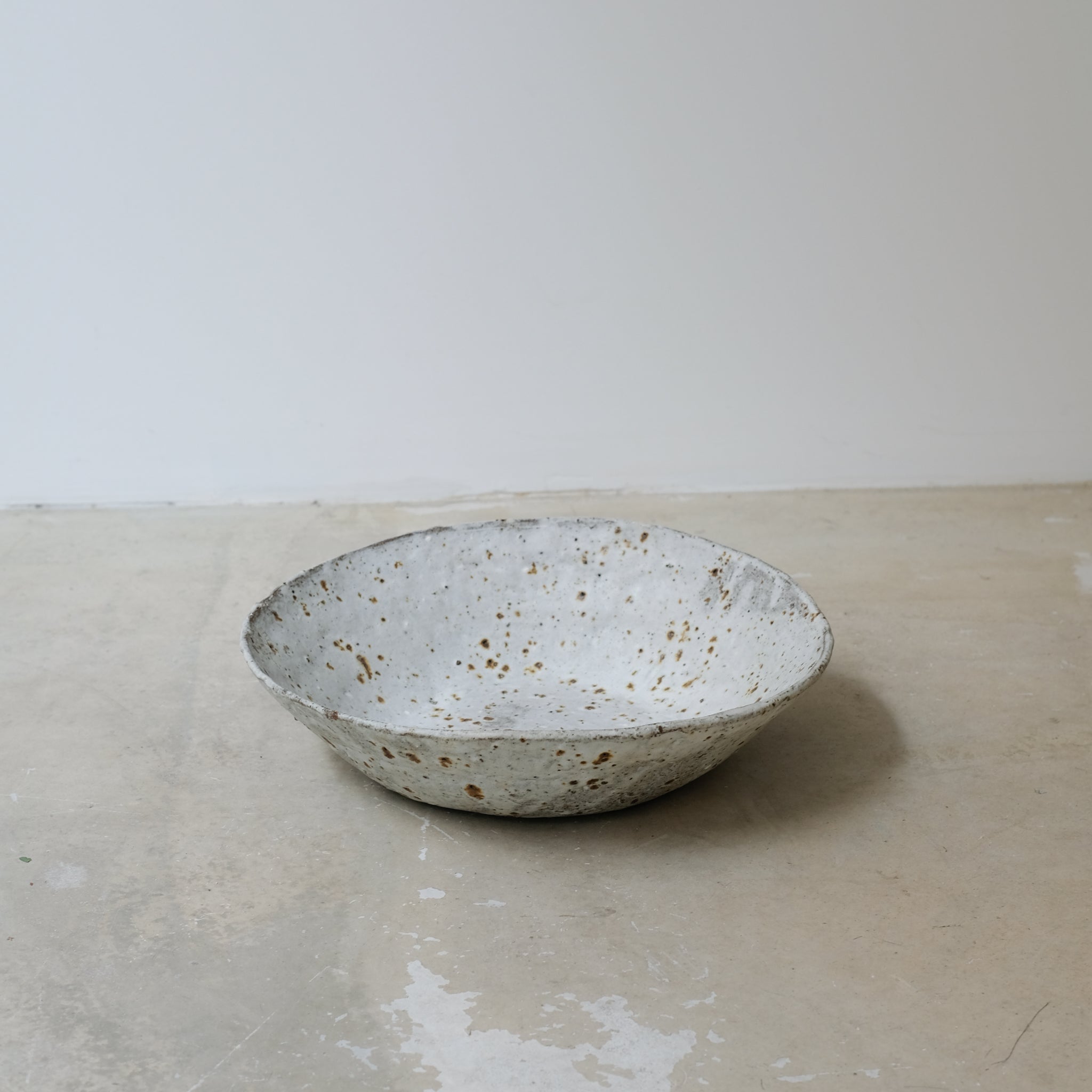 Coupe en grès D35cm - Blanc moucheté de Potry chez Brutal Ceramics